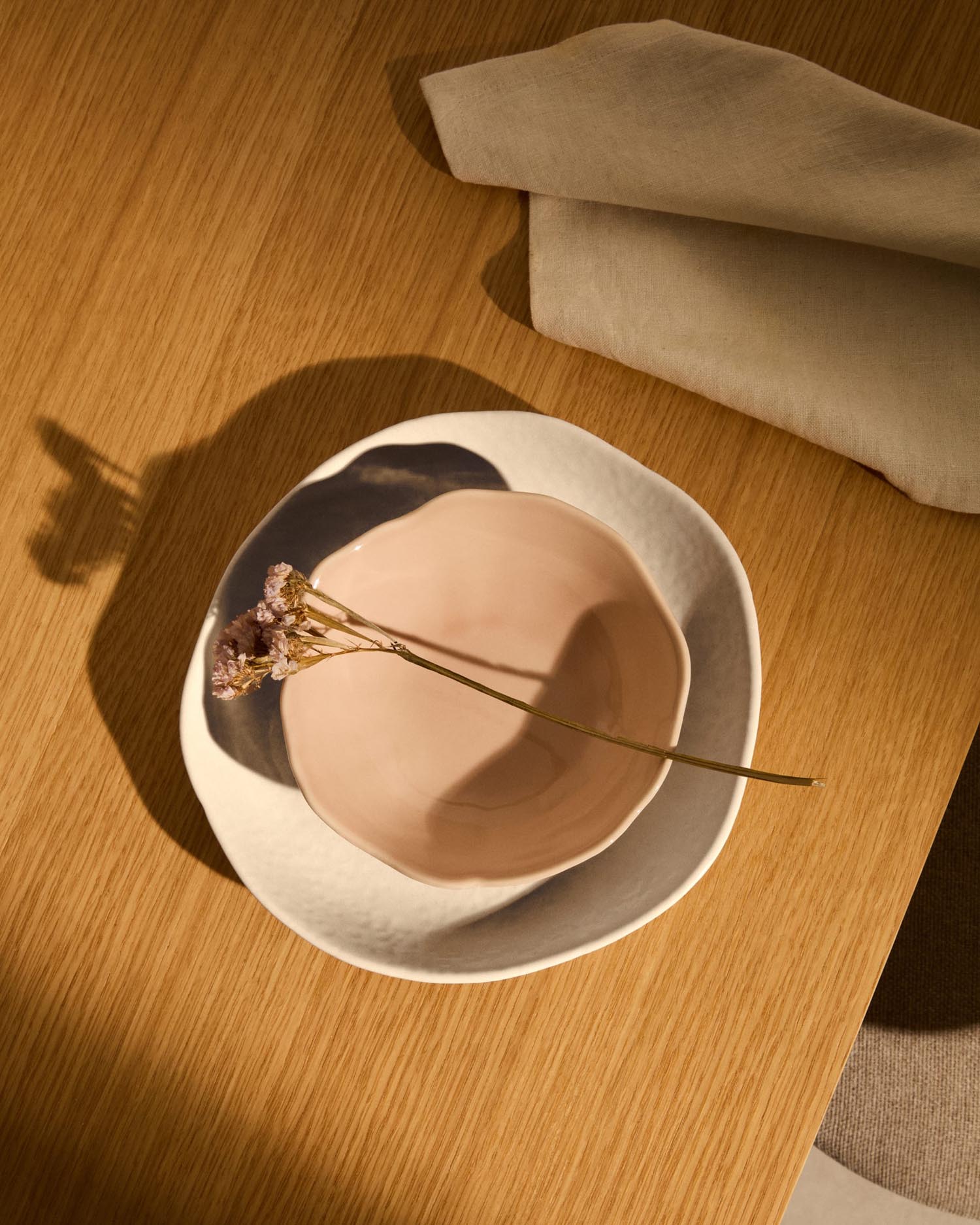 Eleganter weisser Keramik-Dessertteller von Kave Home, ideal für stilvolle Präsentationen und langlebig durch hochwertige Verarbeitung.