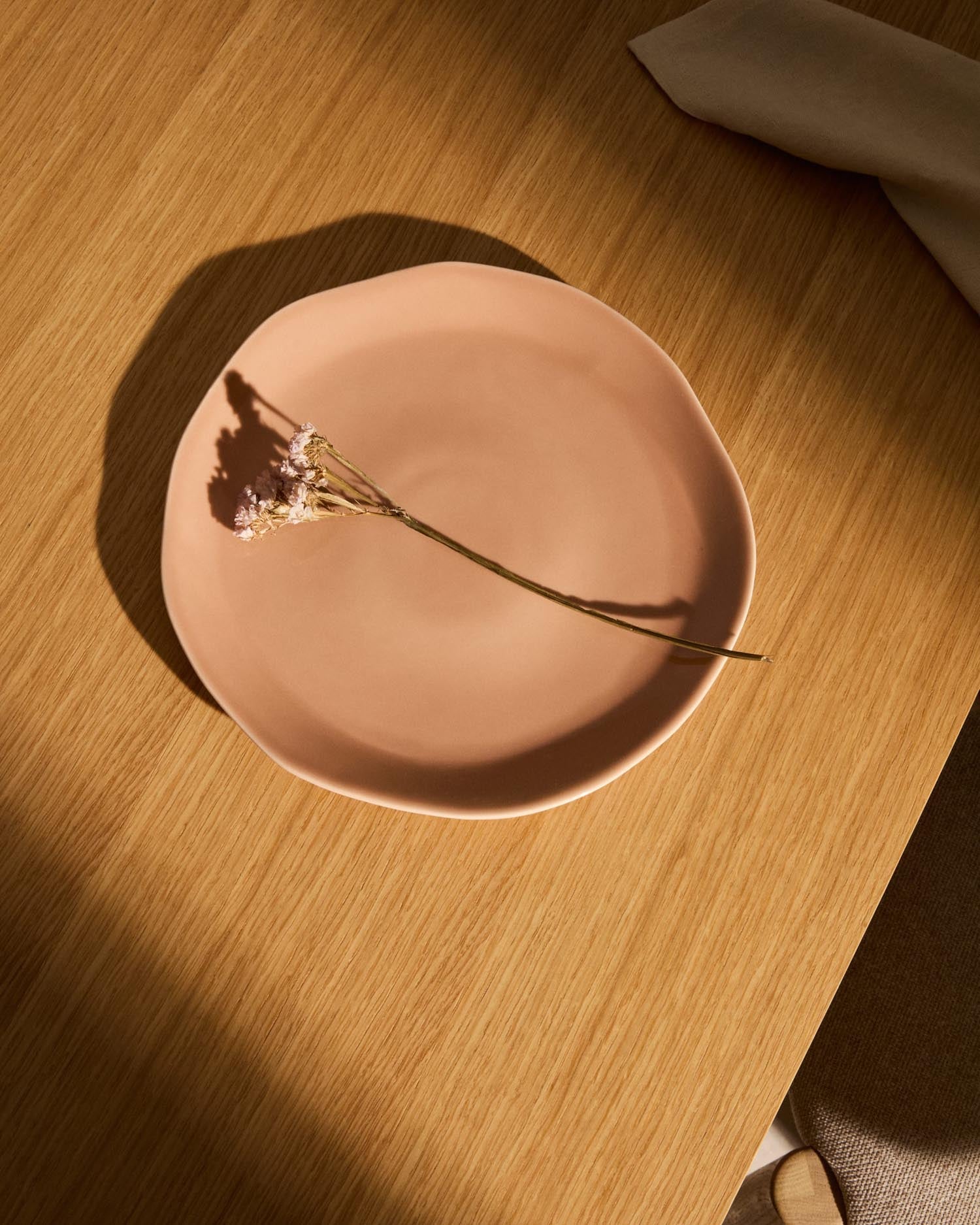 Eleganter rosa Keramikteller von Kave Home, flach und stilvoll, ideal für moderne Tischdekoration und vielseitige Nutzung.