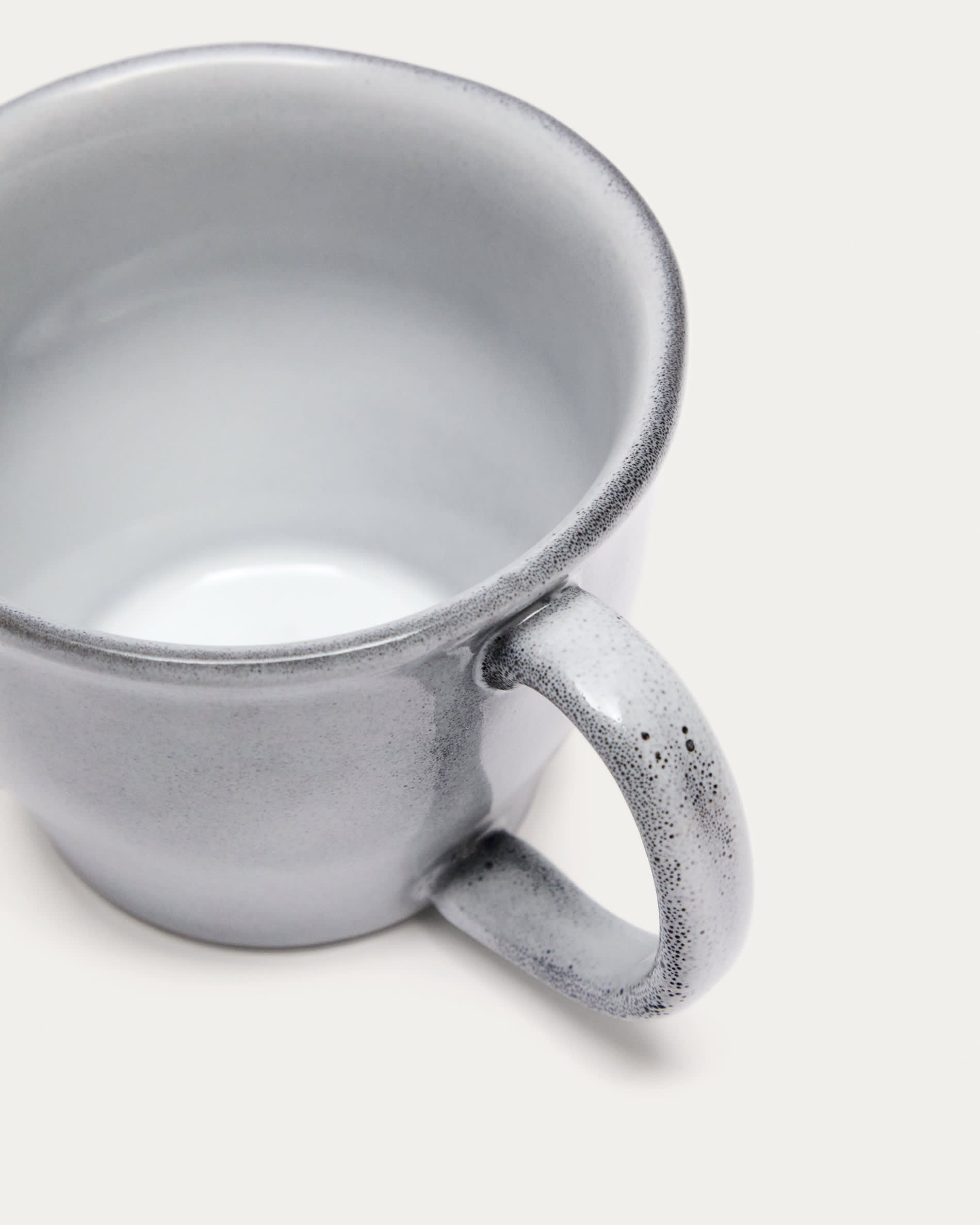 Stilvolle Dovec Keramiktasse in Blau von Kave Home – perfekt für jeden Anlass. Hochwertig, langlebig und ergonomisch für besten Genuss.
