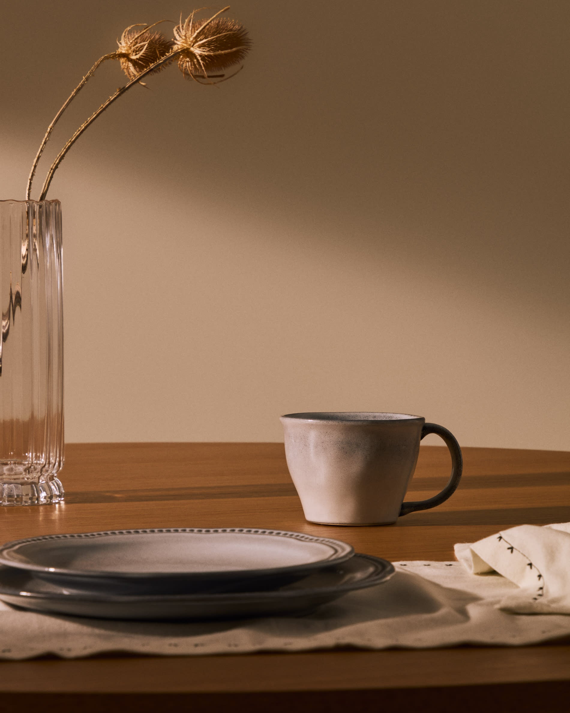 Elegante blaue Keramiktasse von Kave Home, ideal für Kaffee oder Tee. Stilvolles Design für den täglichen Genuss.