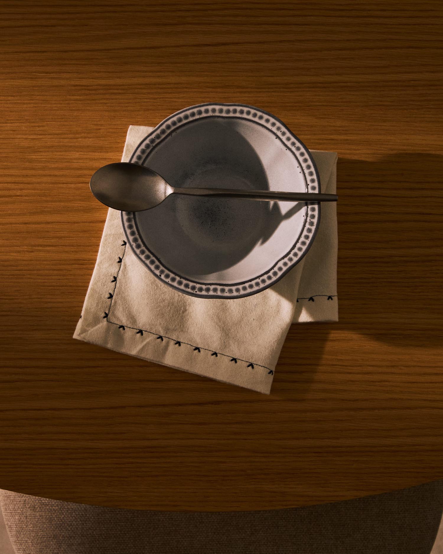 Die Dovec Keramikschale von Kave Home in Blau besticht durch ihr elegantes Design und hochwertige Verarbeitung, ideal für jeden Tisch.