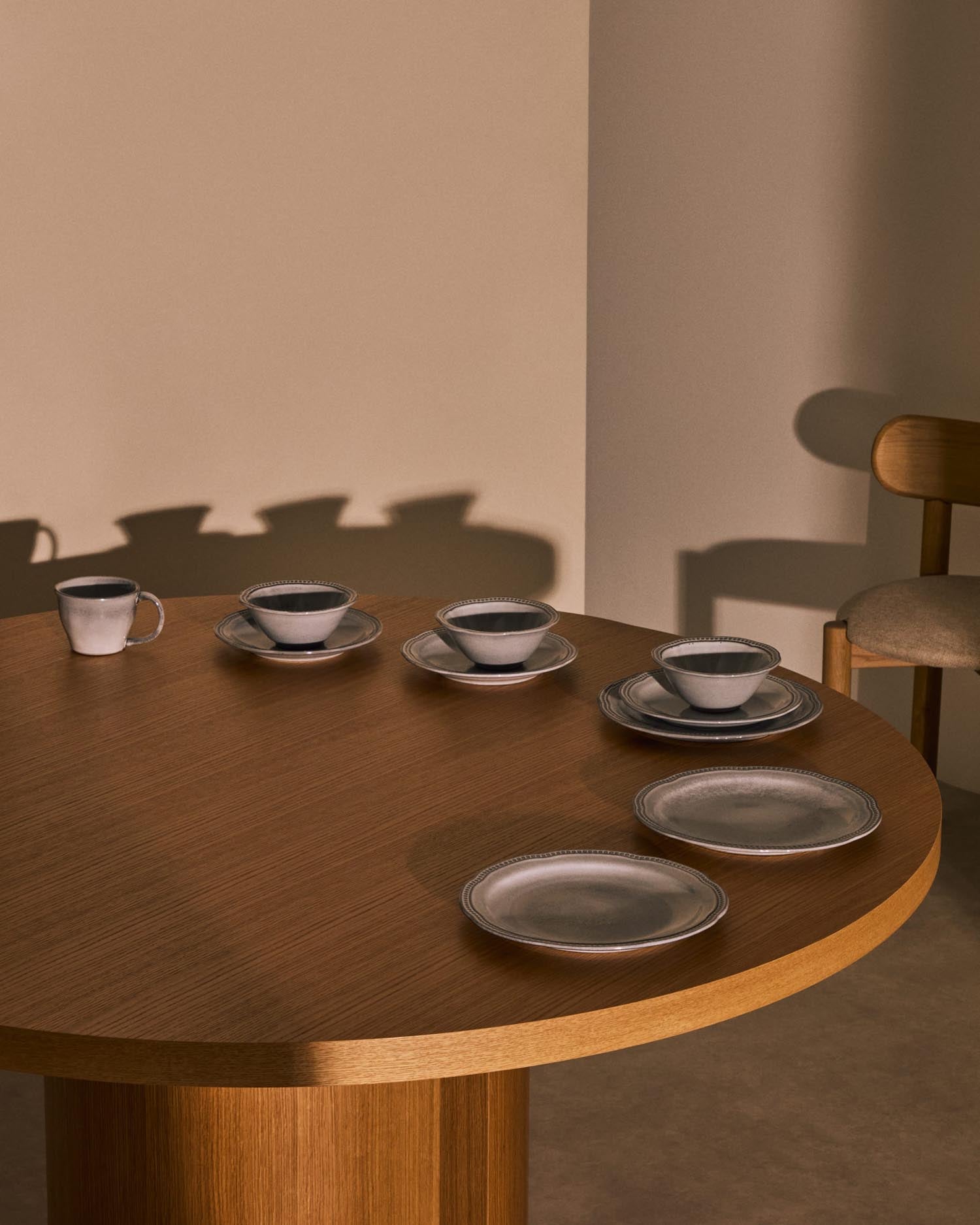 Die Dovec Keramikschale von Kave Home in Blau überzeugt mit stilvollem Design und Qualität, perfekt für moderne Tischdekoration.