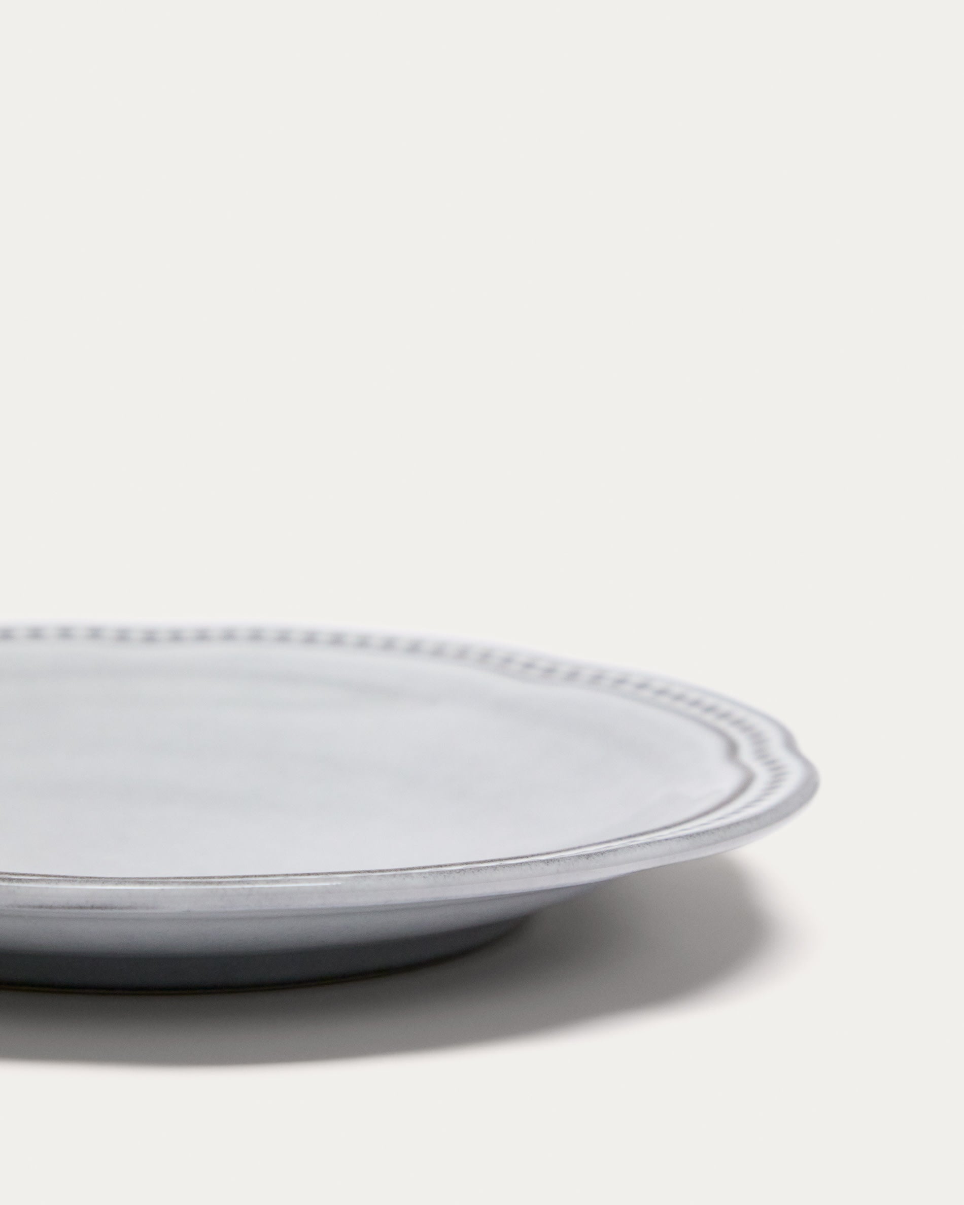 Stilvoller Dovec Keramik-Dessertteller in sanften Blautönen von Kave Home – perfekt für jeden Anlass und pflegeleicht im Alltag.