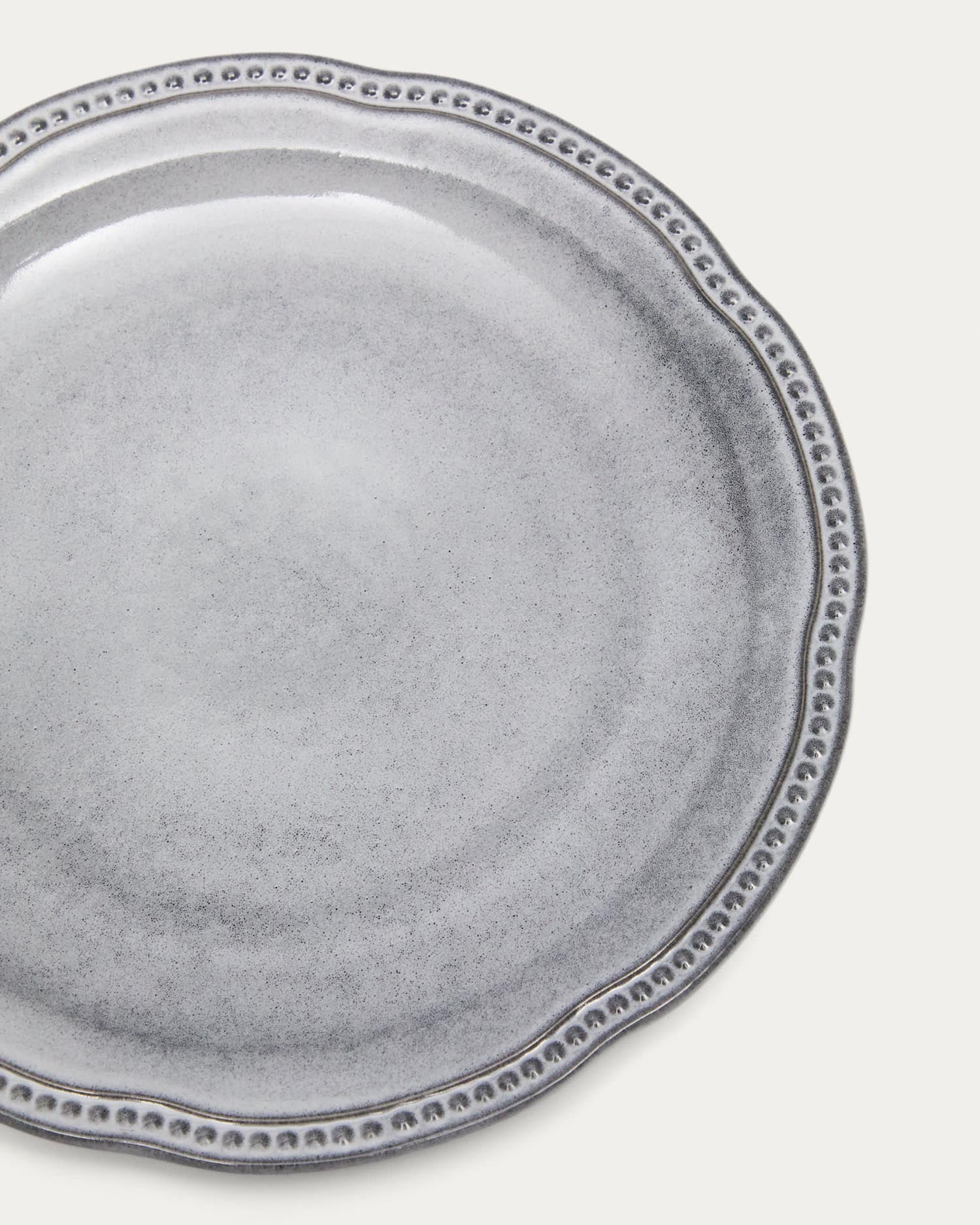 Stilvoller blauer Keramikteller von Kave Home, perfekt für jede Gelegenheit. Hochwertige Verarbeitung und modernes Design für Ihre Tischgestaltung.