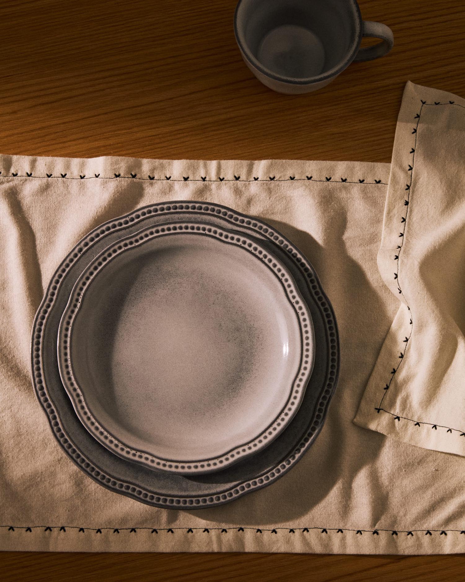 Moderner blauer Keramikteller von Kave Home, perfekt für elegante Tischgestaltung und vielseitige Einsatzmöglichkeiten.