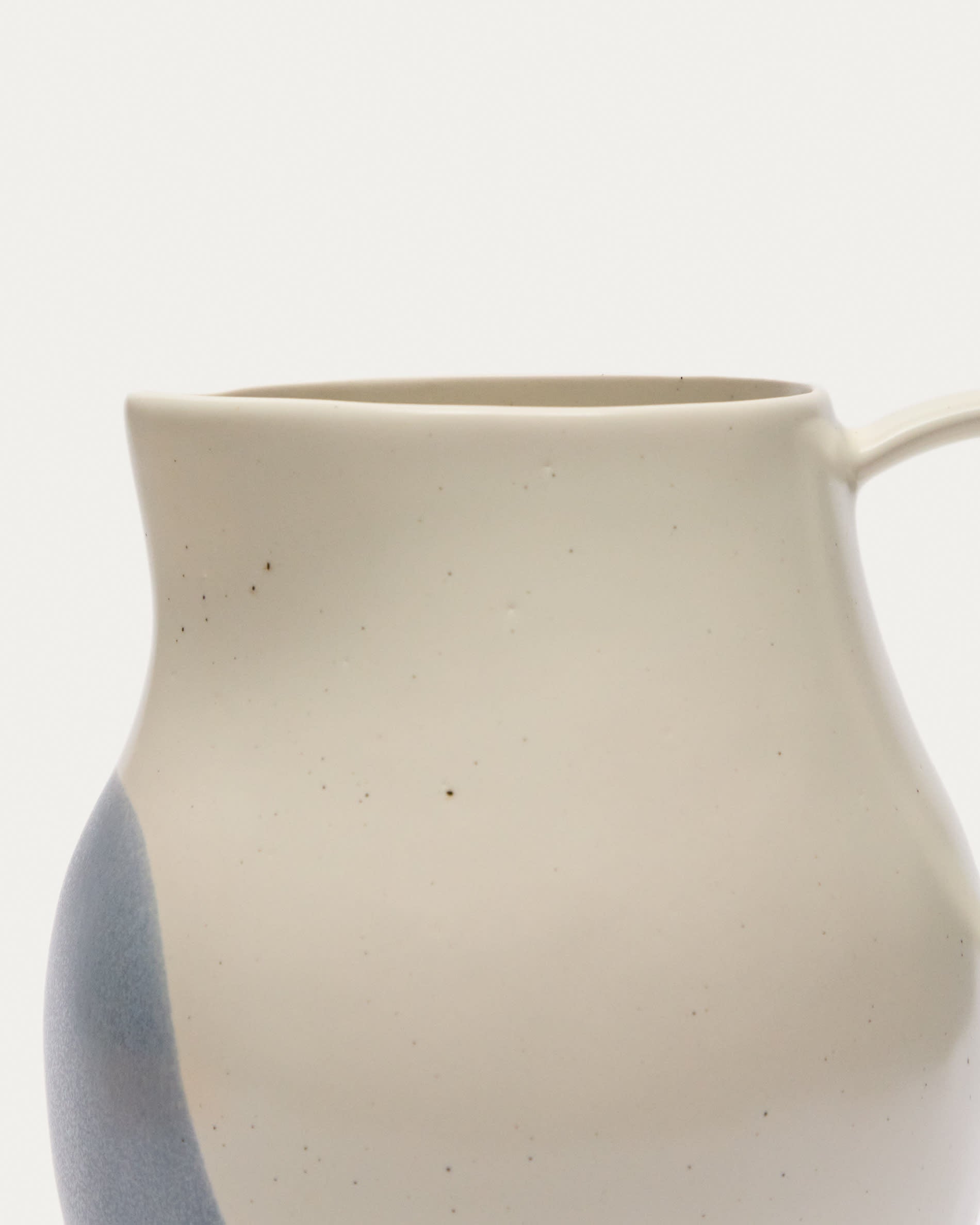 Der Miglo Keramikkrug von Kave Home vereint Funktionalität und modernes Design. Mit seiner lebhaften Glasur ist er ein echter Blickfang auf jedem Tisch.