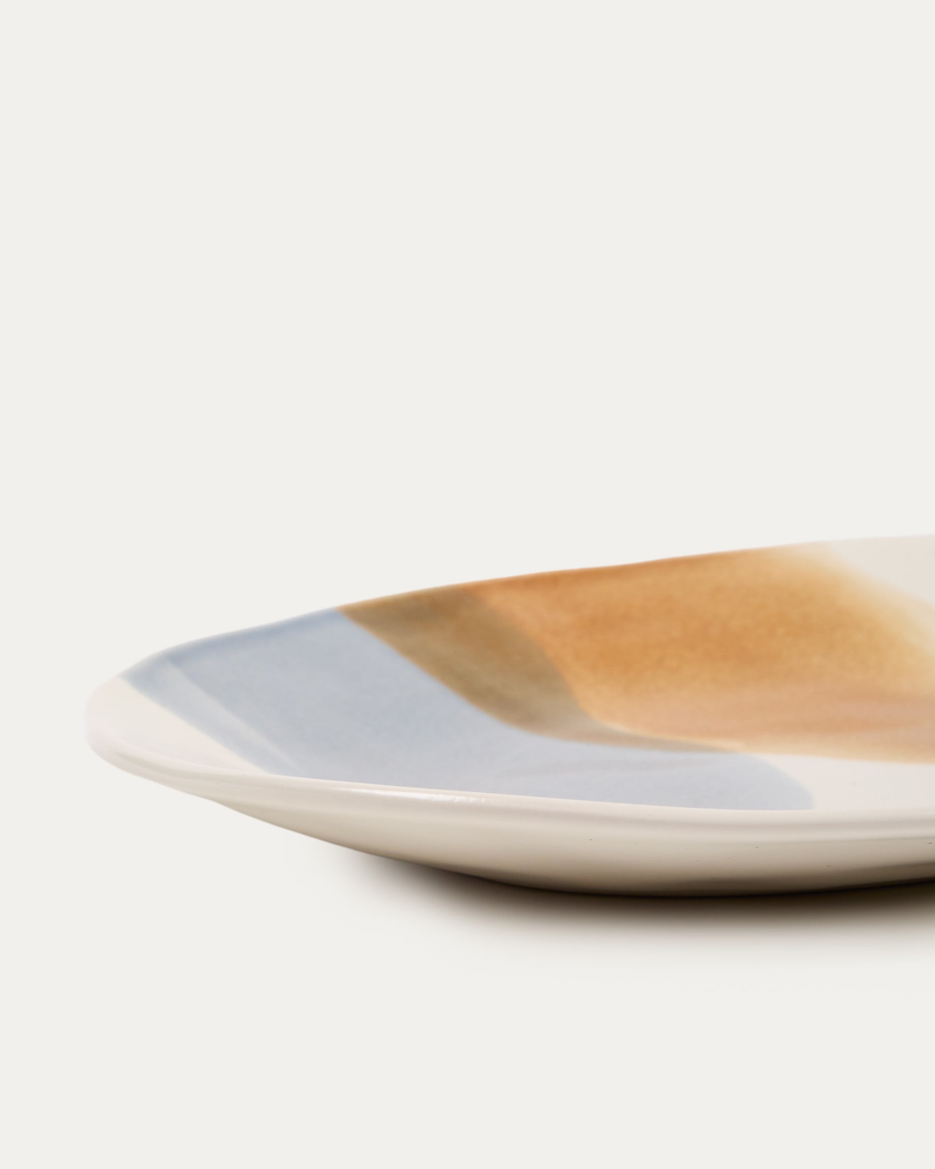 Elegante, mehrfarbige Keramik-Servierplatte von Kave Home, ideal für stilvolles Servieren und kreative Tischdekoration.