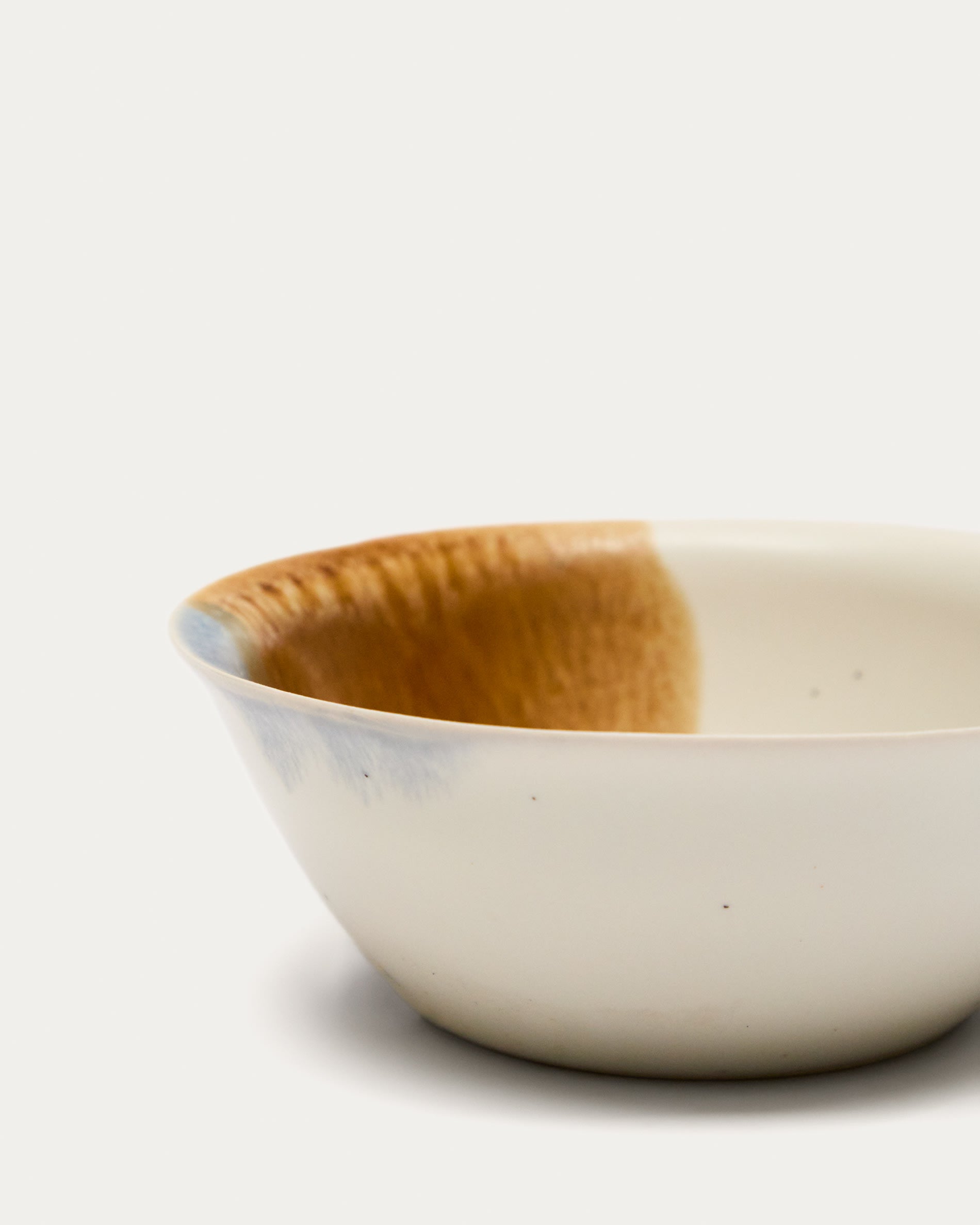 Die mehrfarbige Miglo Keramikschale von Kave Home ist ein stilvolles Highlight für jeden Tisch. Hochwertig und vielseitig einsetzbar!