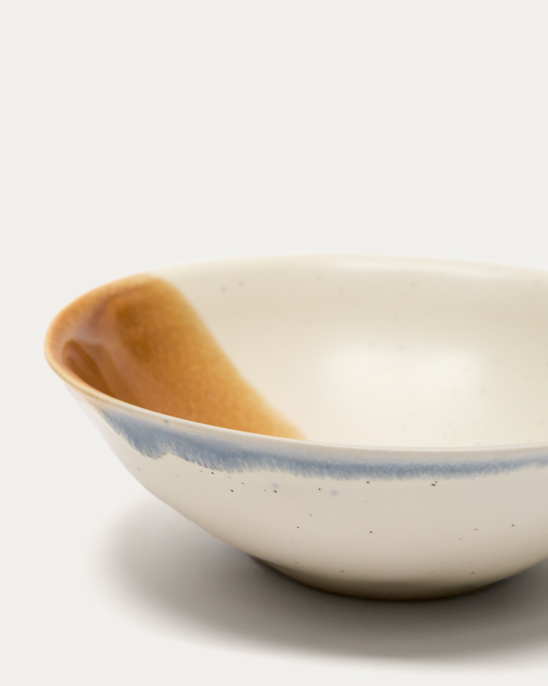 Die Miglo große Keramikschale von Kave Home begeistert mit ihrem einzigartigen, mehrfarbigen Design und ist ideal für stilvolle Anlässe.