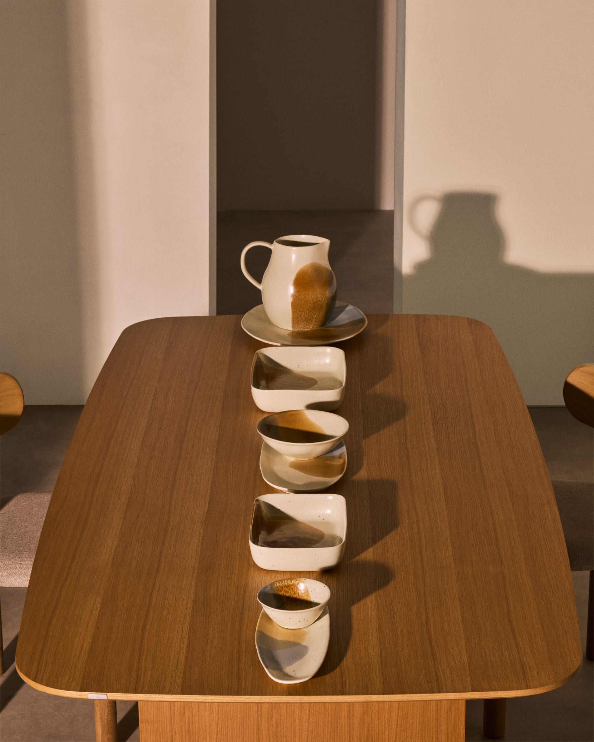 Die Miglo Keramik-Ofenform von Kave Home ist gross, mehrfarbig und ideal für stilvolles Kochen und Servieren.