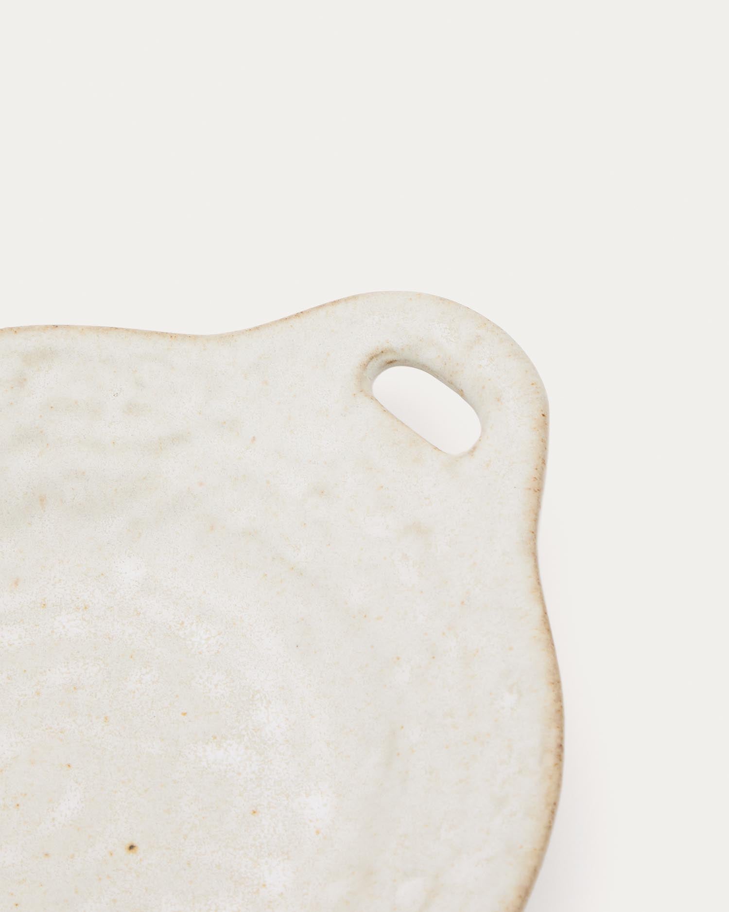 Die Kleine Obstschale Zunel aus beiger Keramik von Kave Home kombiniert zeitloses Design mit praktischer Vielseitigkeit und ist ideal für jeden Anlass.