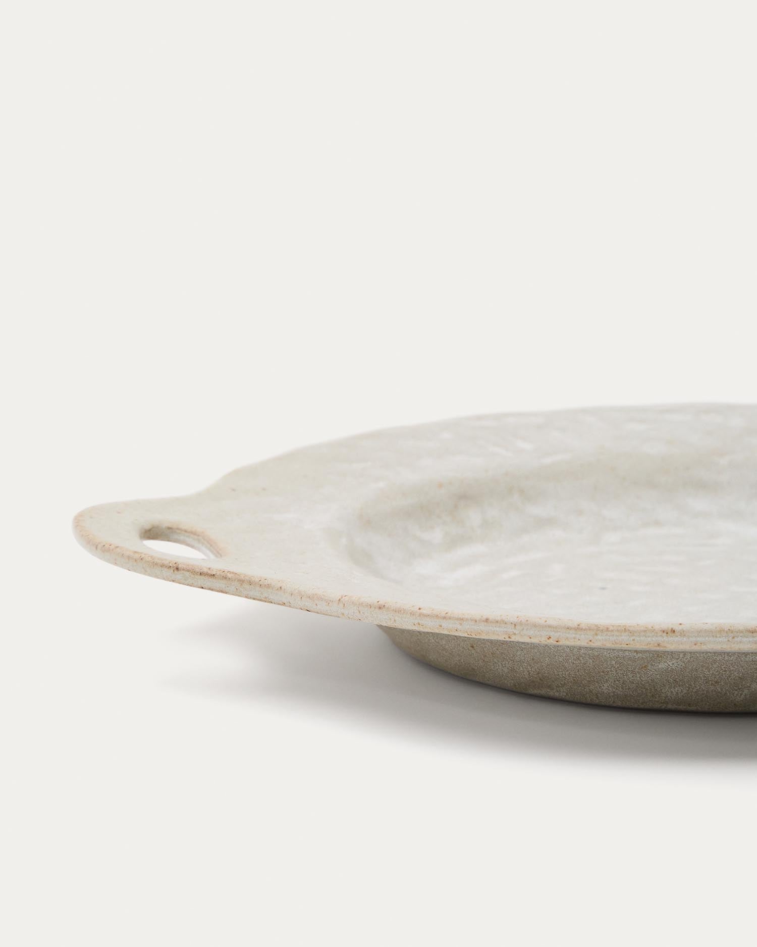 Entdecken Sie den eleganten flachen Teller Zunel aus hochwertiger beige Keramik von Kave Home – ideal für festliche Anlässe und alltägliche Mahlzeiten.