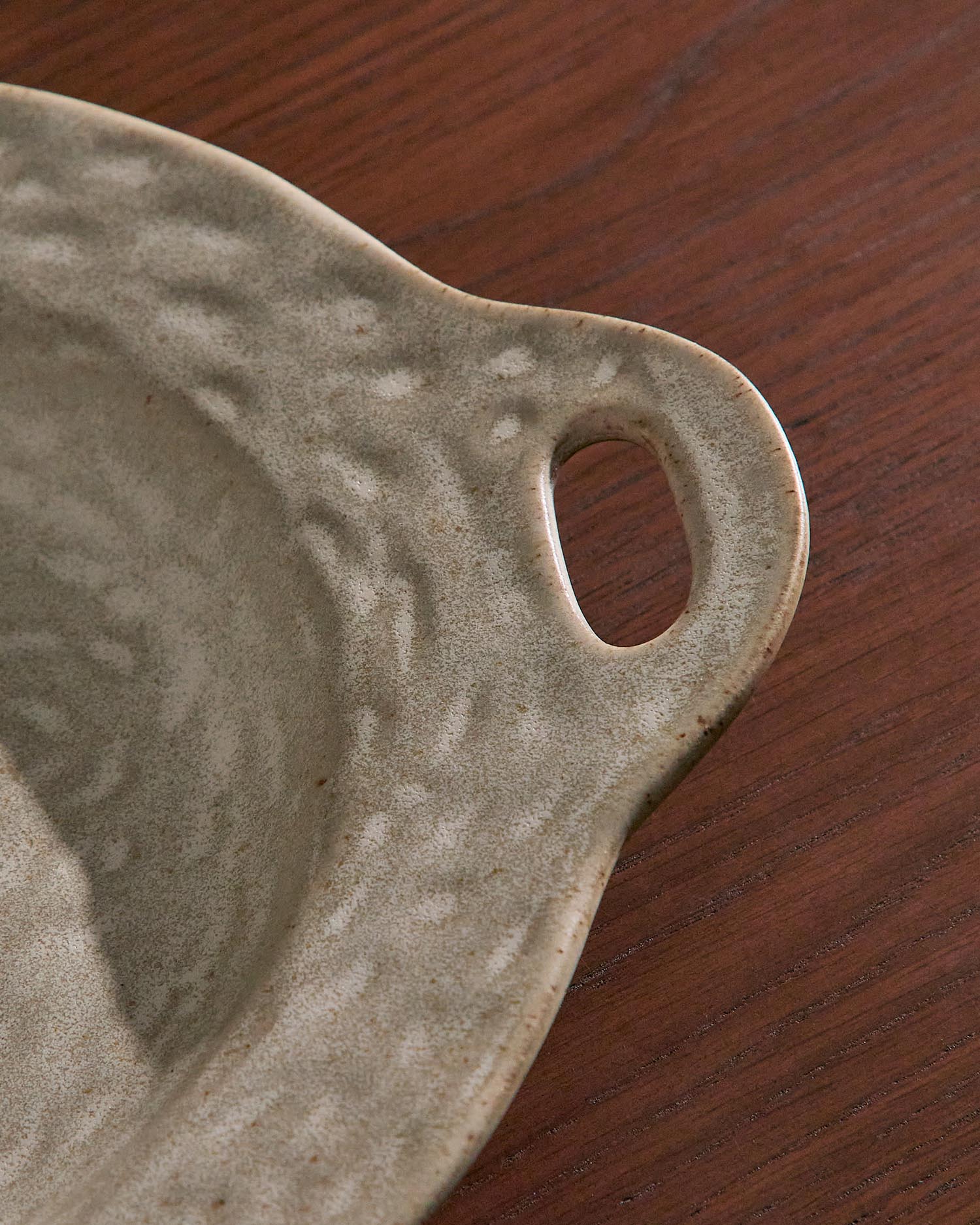 Entdecken Sie den eleganten flachen Teller Zunel aus hochwertiger Keramik in Beige von Kave Home – ideal für festliche Anlässe und alltägliche Mahlzeiten.