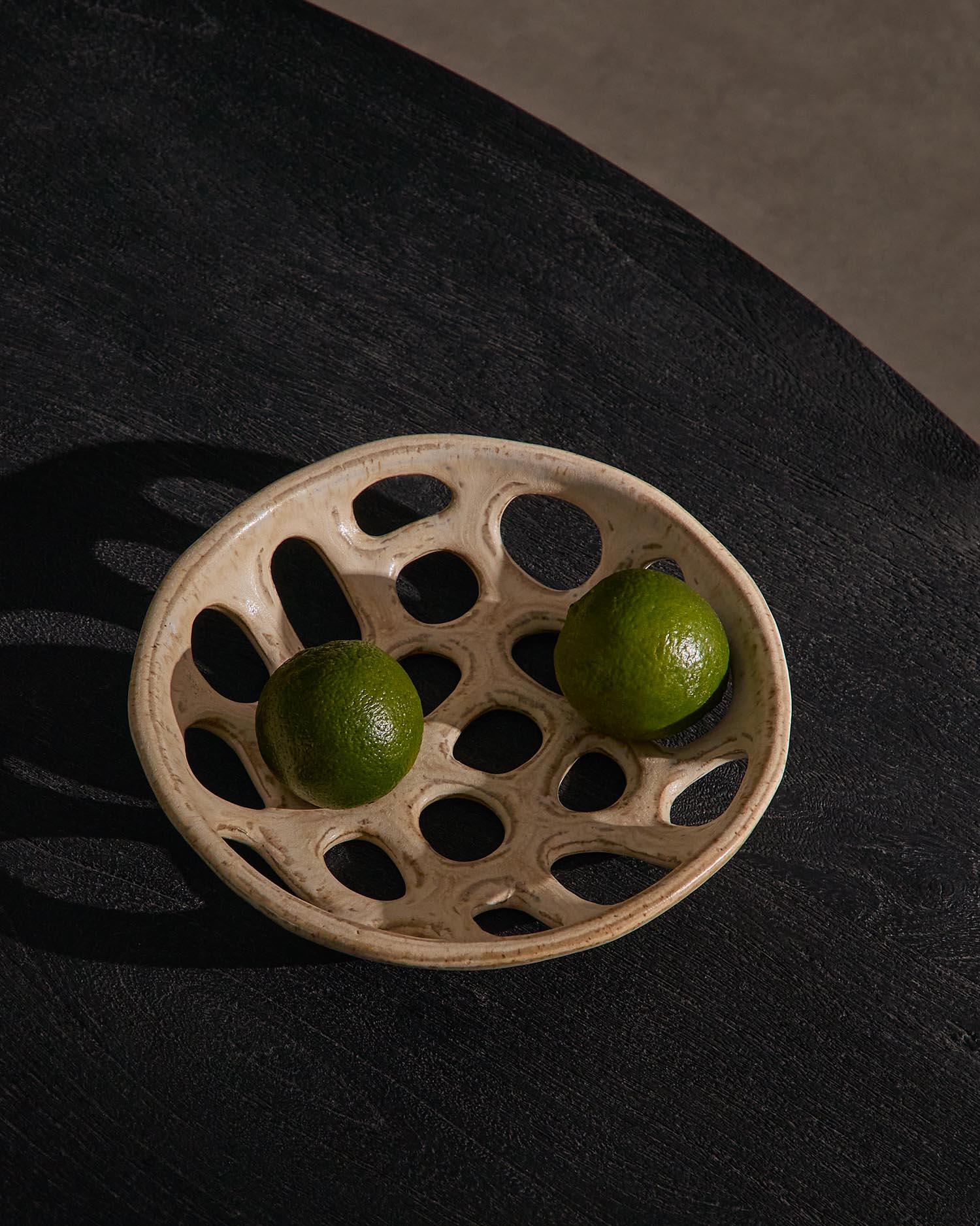 Entdecken Sie die stilvolle Kleine Obstschale Zunel aus hochwertiger Keramik in elegantem Beige. Ideal für Obst und Snacks, perfekt für jeden Esstisch.