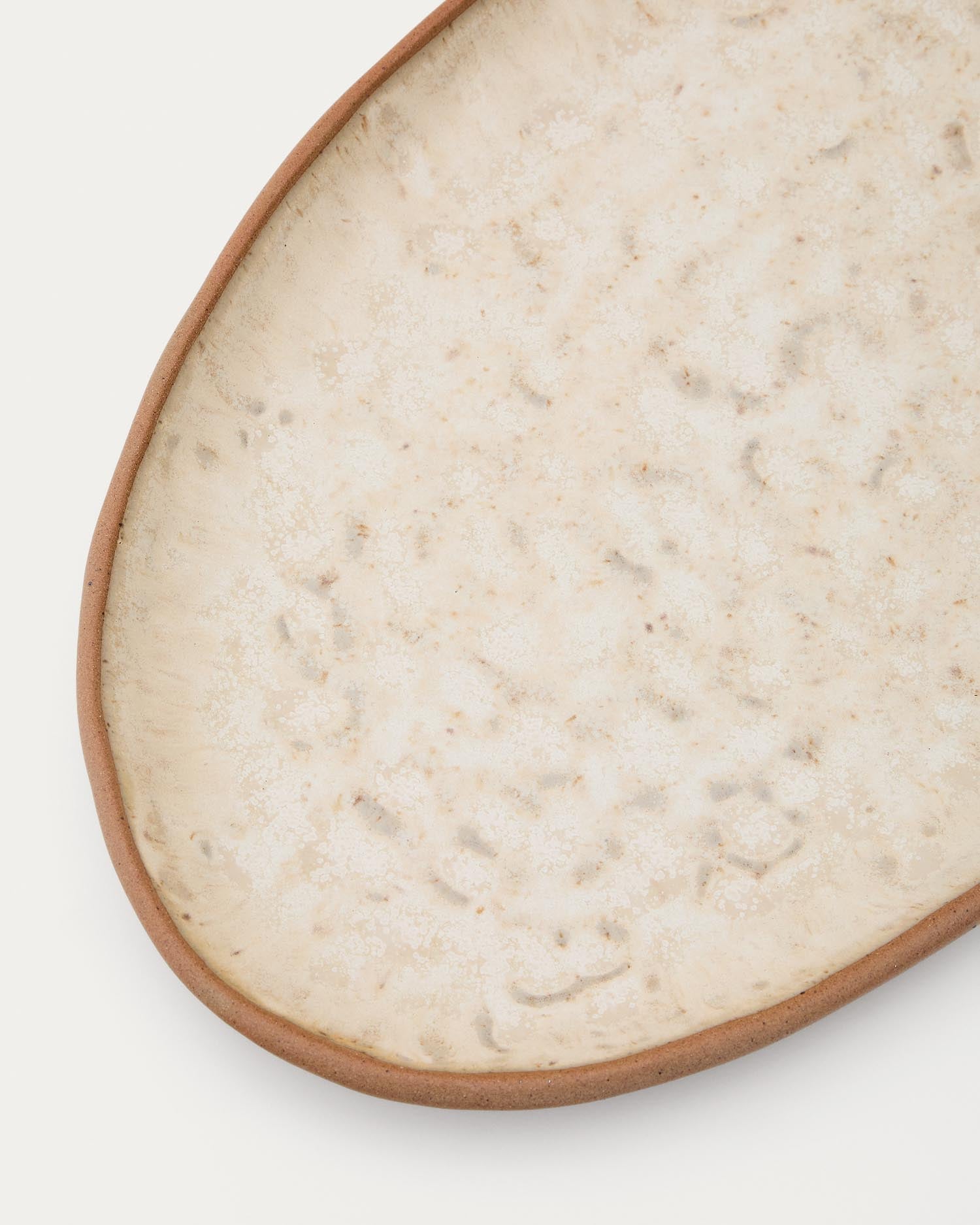 Gestalten Sie besondere Momente mit dem Set Zunel von Kave Home: 2 stilvolle Keramikteller und 1 eleganter Löffel in zeitlosem Beige.