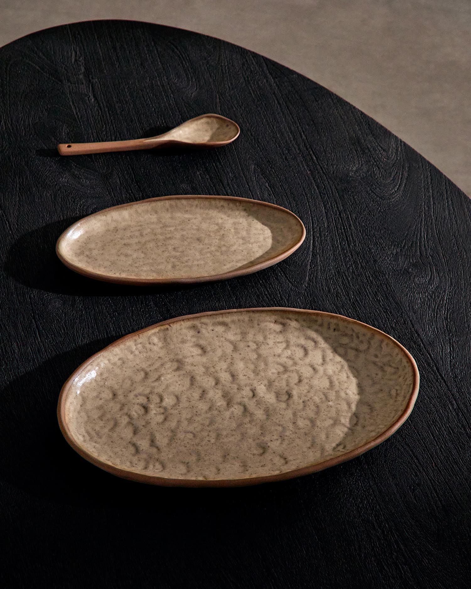 Verleihen Sie Ihrem Esstisch mit dem Set Zunel von Kave Home einen Hauch von Eleganz: 2 Teller und 1 Löffel aus robuster, beiger Keramik.