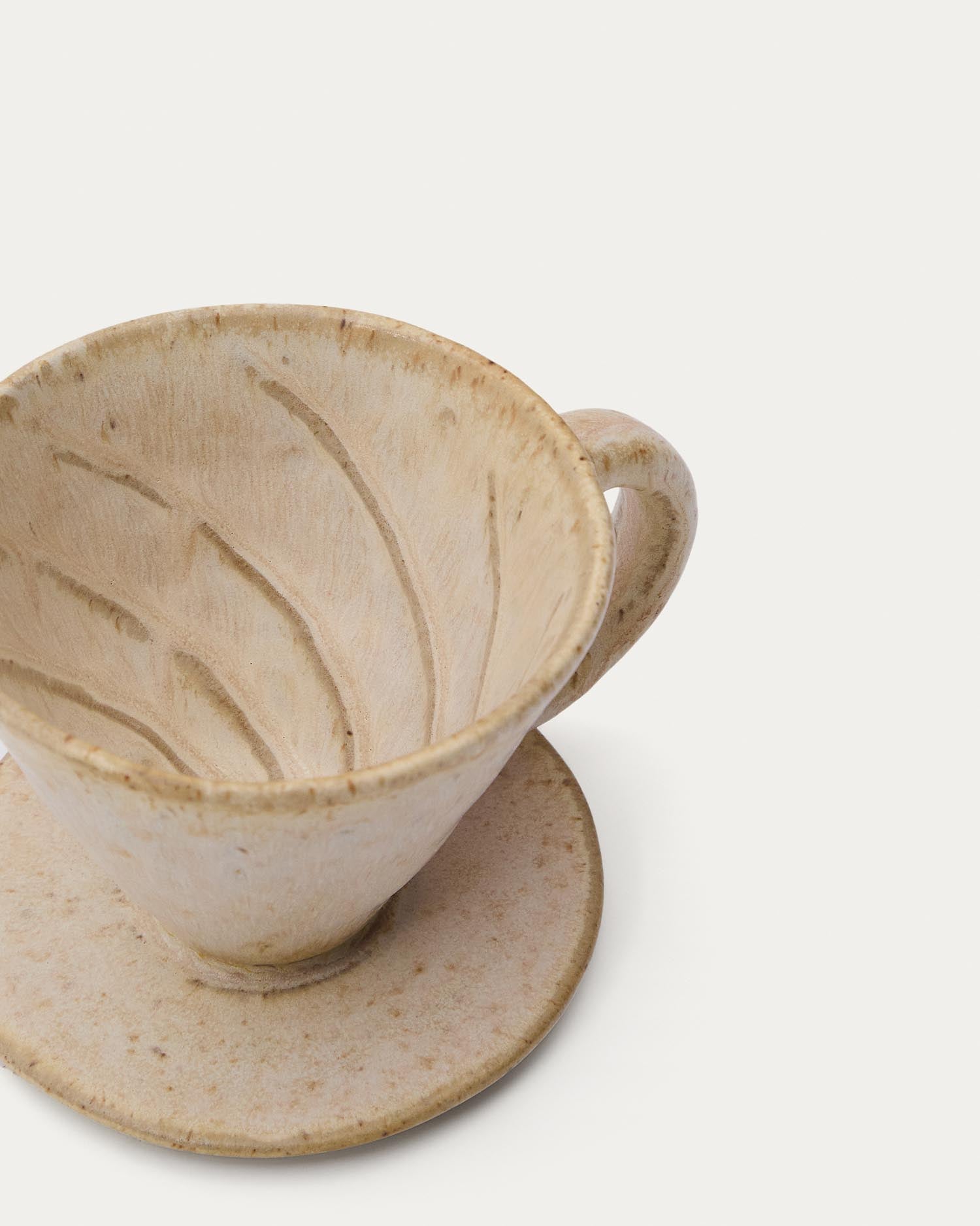 Erleben Sie das Set Zunel von Kave Home: eine stilvolle Keramiktasse mit passendem Kaffeefilter in zeitlosem Beige – ideal für Kaffeeliebhaber.