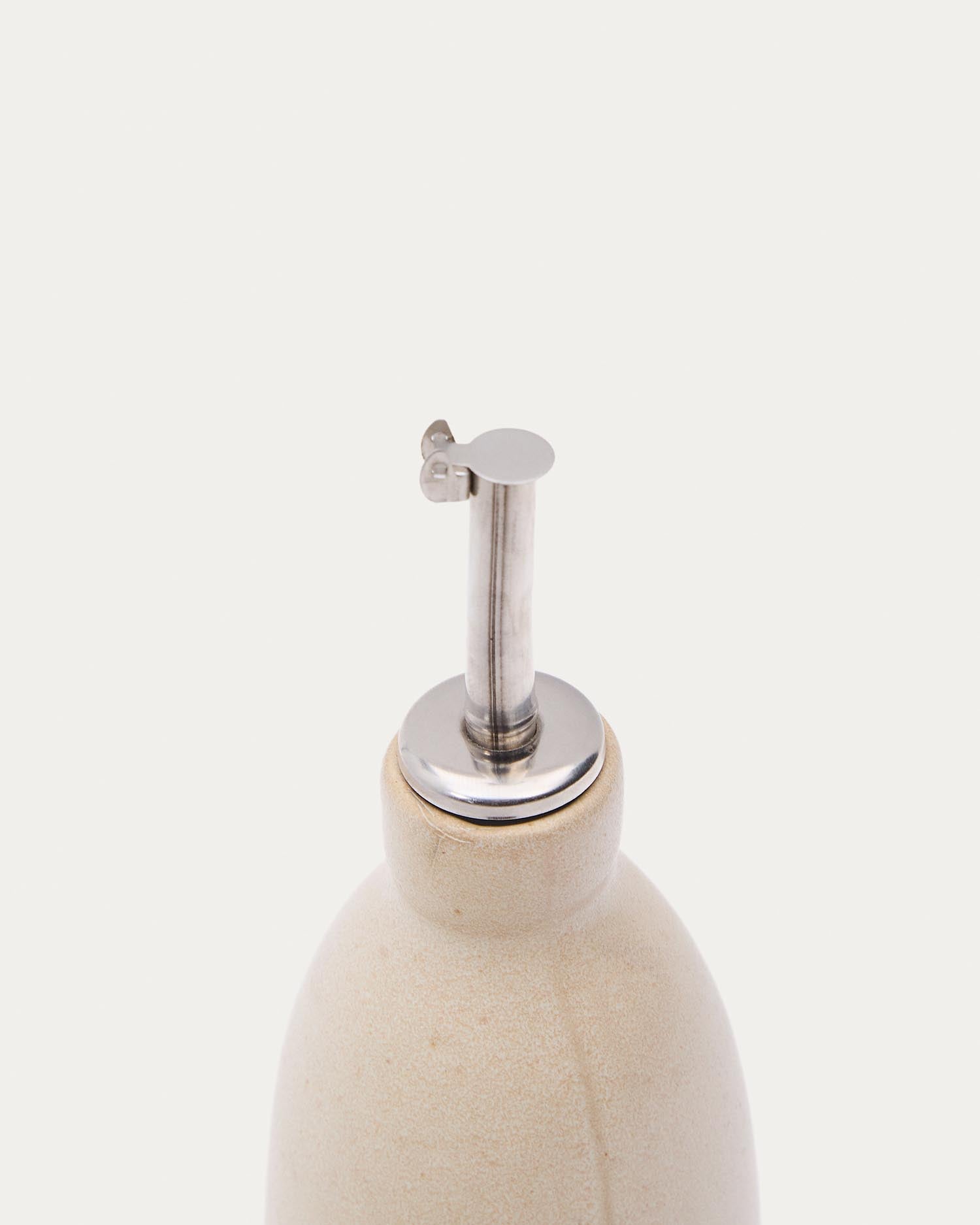 Verleihen Sie Ihrer Küche mit der stilvollen Ölflasche Zunel aus edler beige Keramik von Kave Home einen Hauch von Eleganz und Funktionalität.