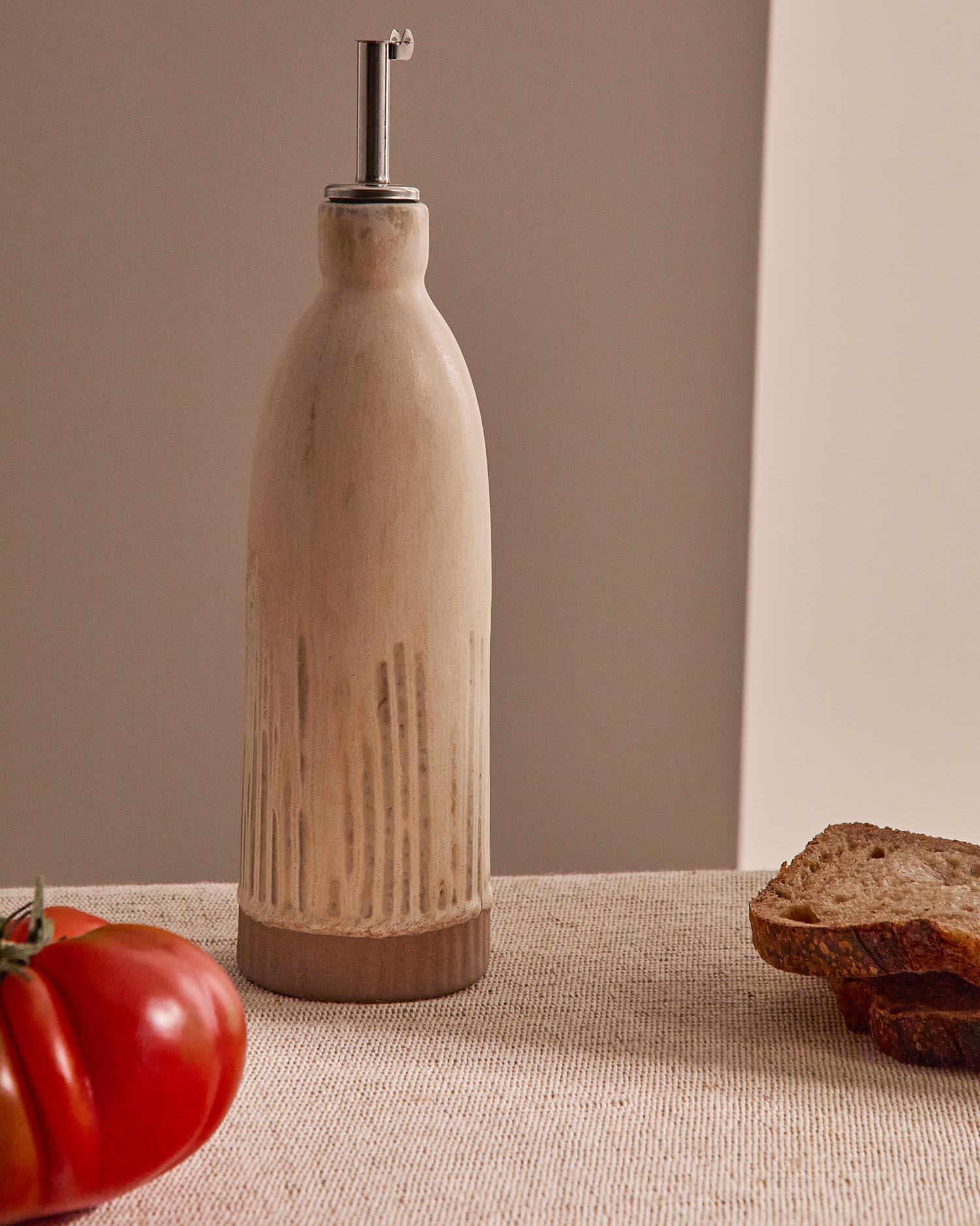 Entdecken Sie die elegante Ölflasche Zunel aus hochwertiger Keramik in Beige von Kave Home – stilvoll, funktional und perfekt für Ihre Küche.