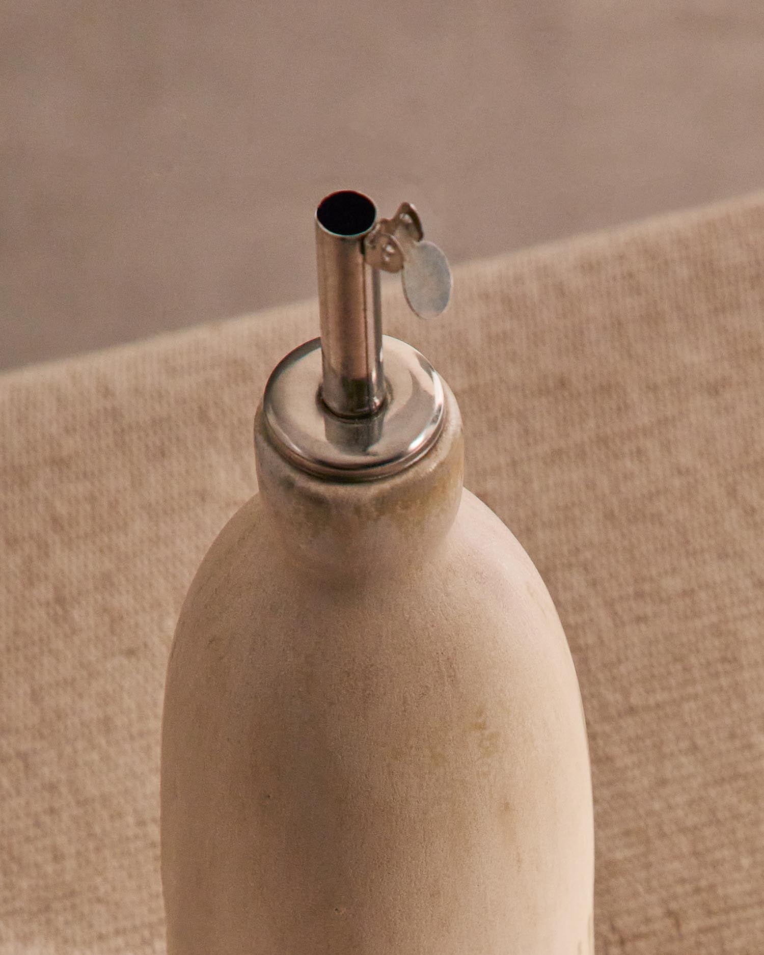 Verleihen Sie Ihrer Küche mit der stilvollen Ölflasche Zunel aus beige Keramik von Kave Home einen Hauch von Eleganz und Funktionalität.