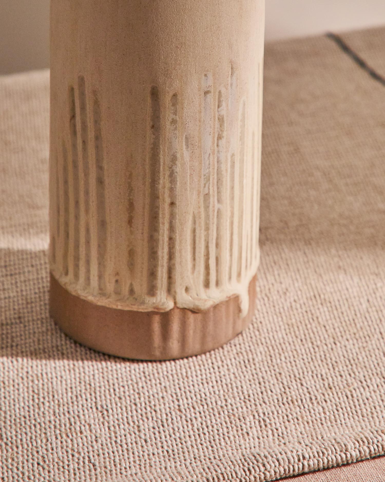 Entdecken Sie die elegante Ölflasche Zunel aus hochwertiger beige Keramik von Kave Home – ein stilvolles Accessoire für Ihre Küche.