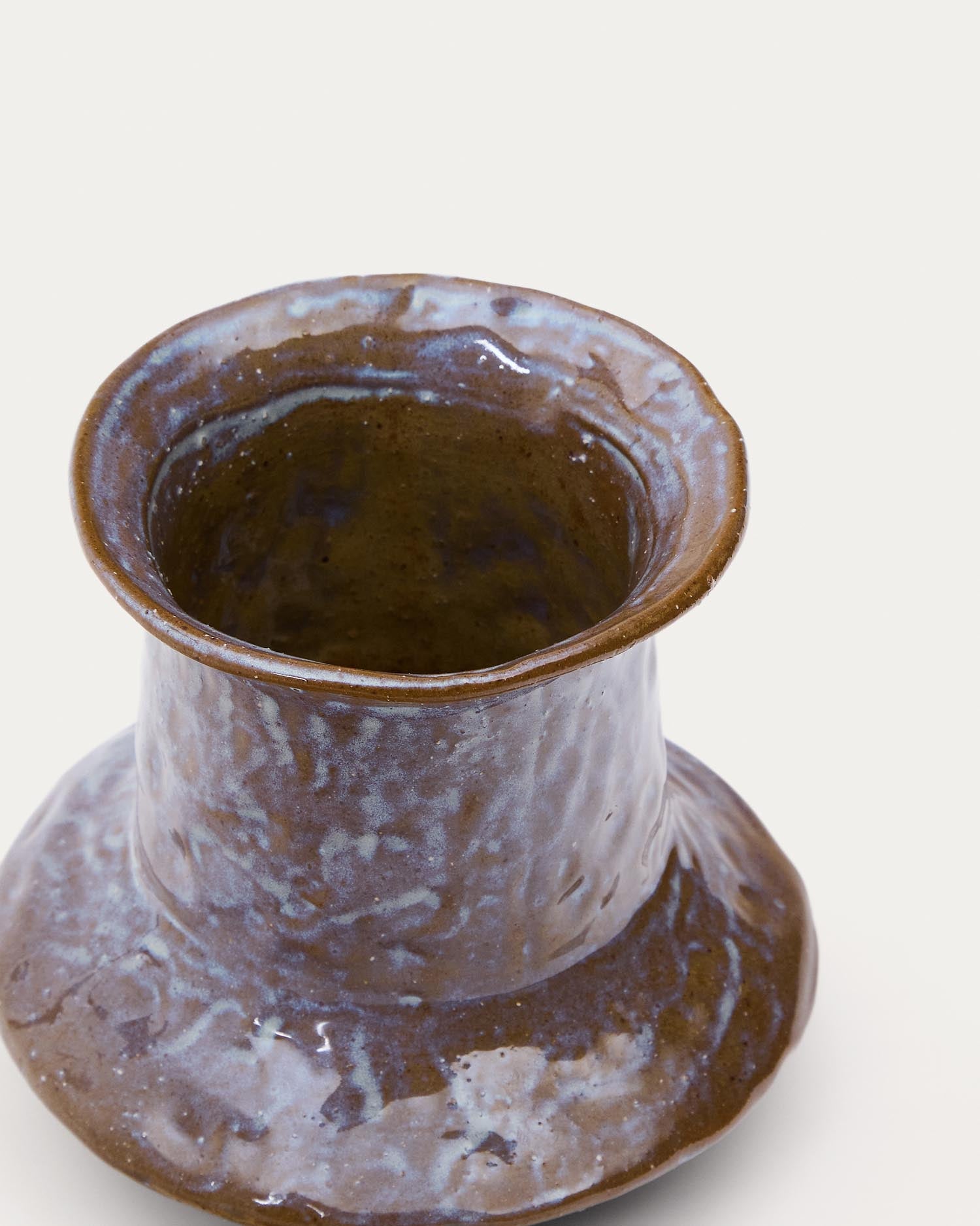 Verleihen Sie Ihrem Zuhause mit der 16 cm hohen Keramikvase Olaris in Braun von Kave Home einen Hauch von Eleganz und rustikalem Charme.