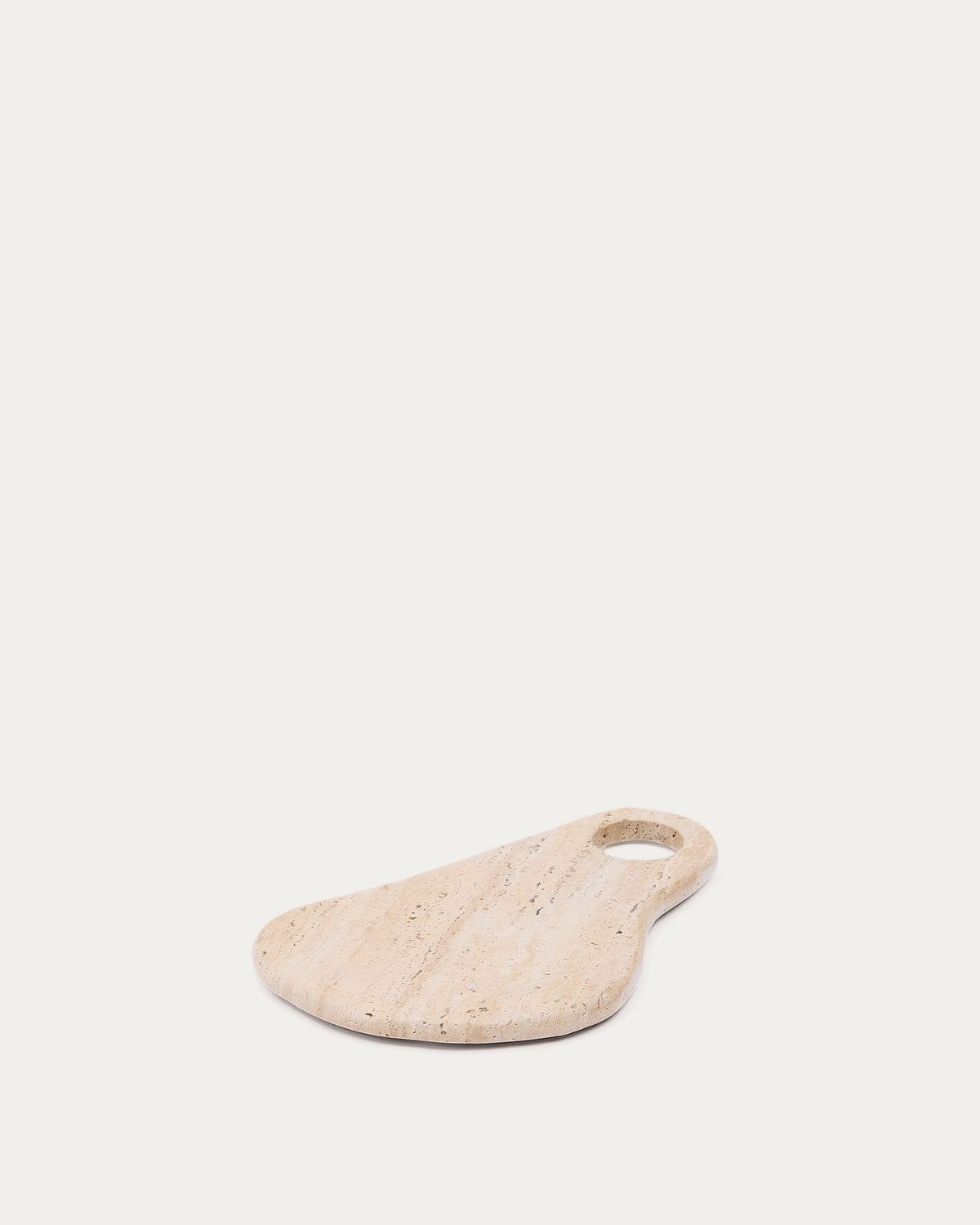 Servierbrett Zera aus beigem Travertin in Hellbraun präsentiert im Onlineshop von KAQTU Design AG. Schneidbrett ist von Kave Home