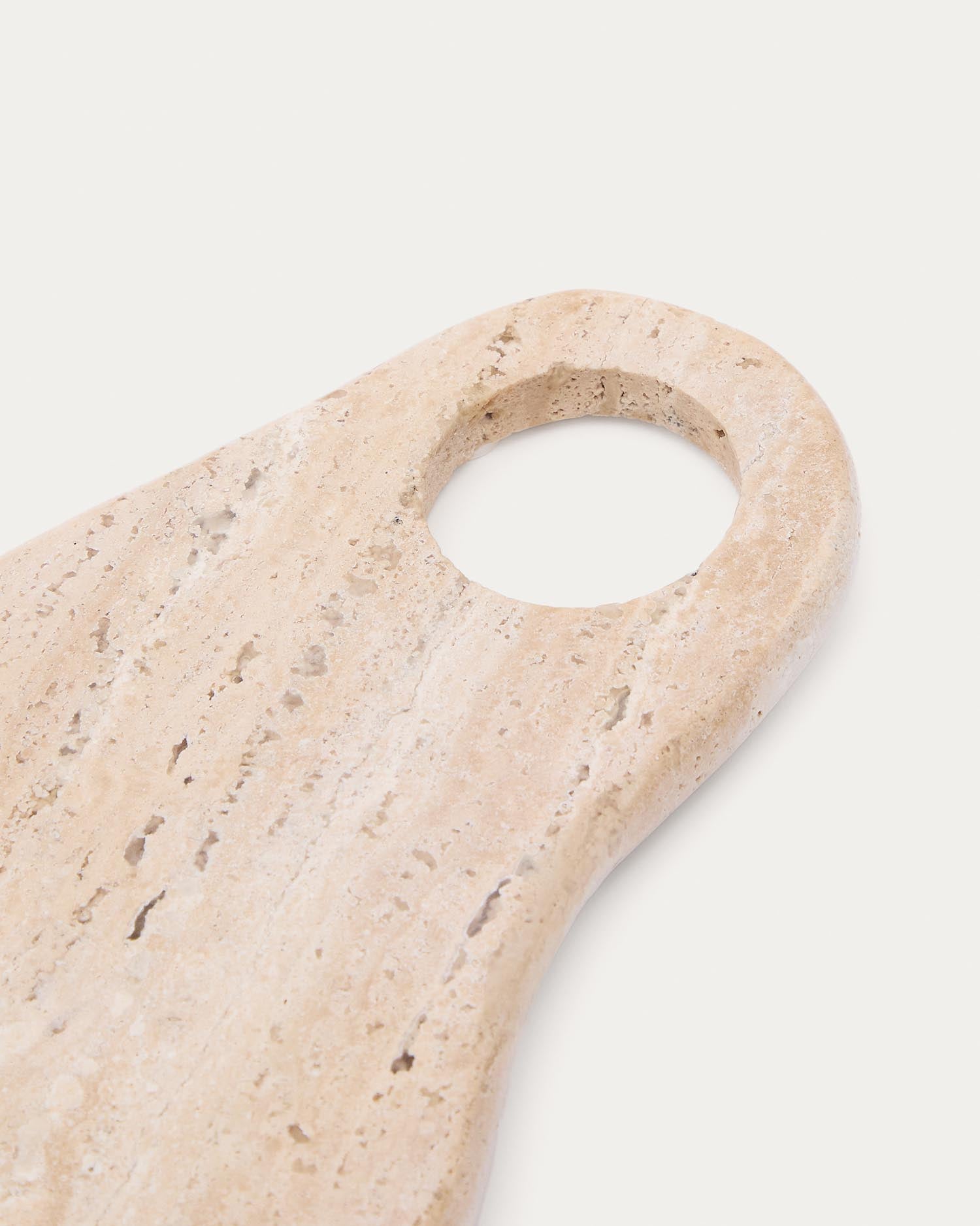 Erleben Sie das stilvolle Servierbrett Zera aus beigem Marmor von Kave Home – ein elegantes Accessoire für Ihre Küche und Esszimmer.