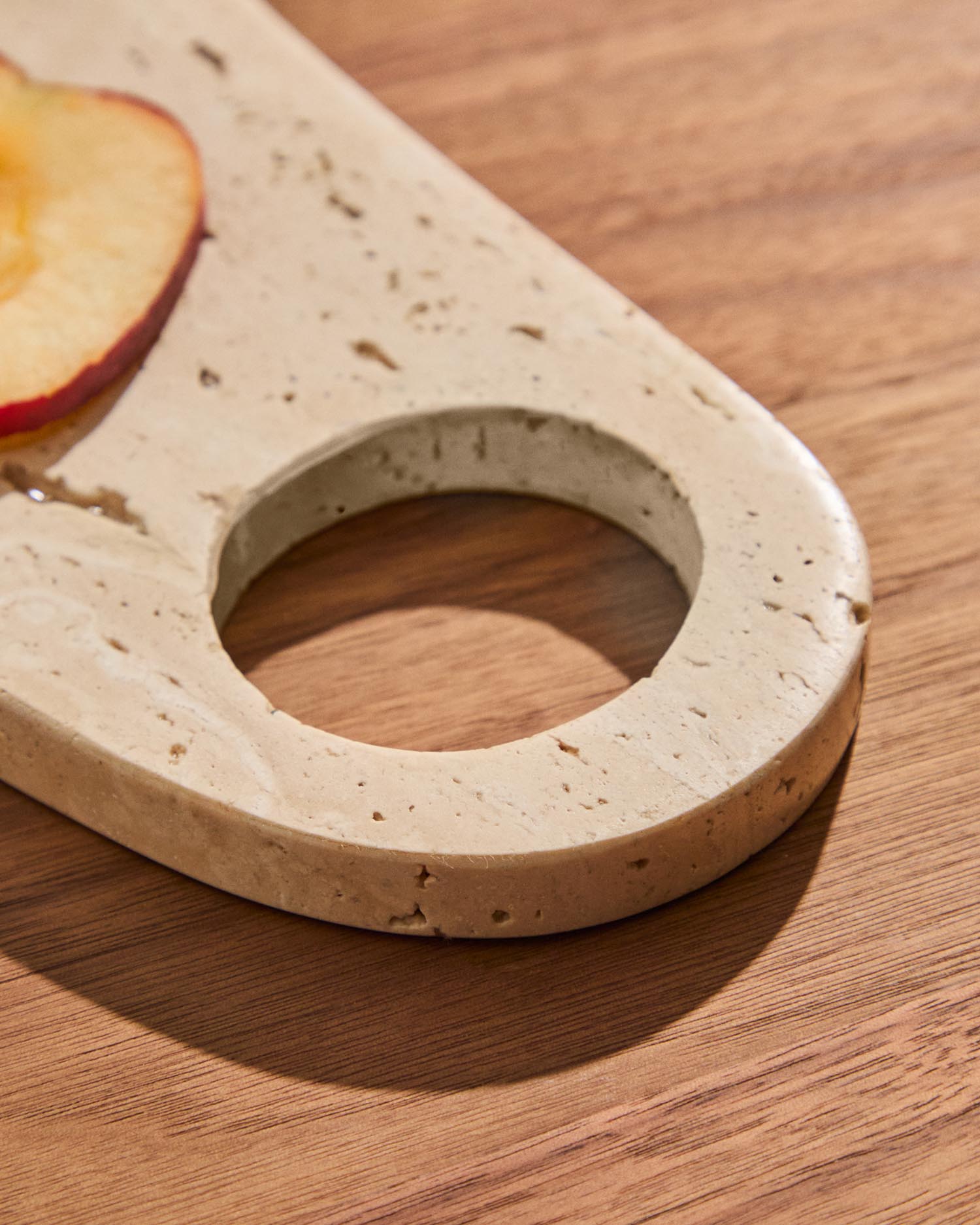 Erleben Sie das stilvolle Servierbrett Zera aus beigem Marmor von Kave Home – ein elegantes Accessoire für jeden Anlass und jede Küche.