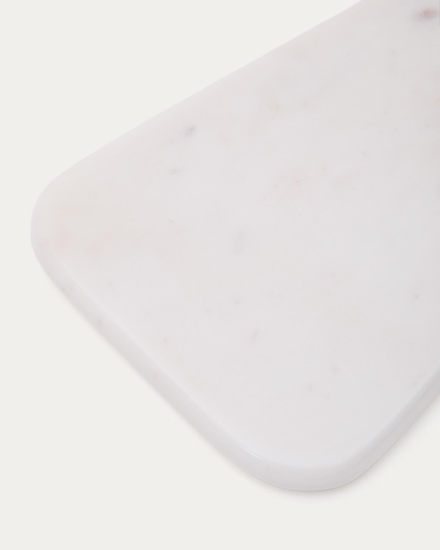 Erleben Sie das stilvolle Servierbrett Zera aus edlem weißem Marmor von Kave Home – ideal für jeden Anlass und ein Highlight in Ihrer Küche.