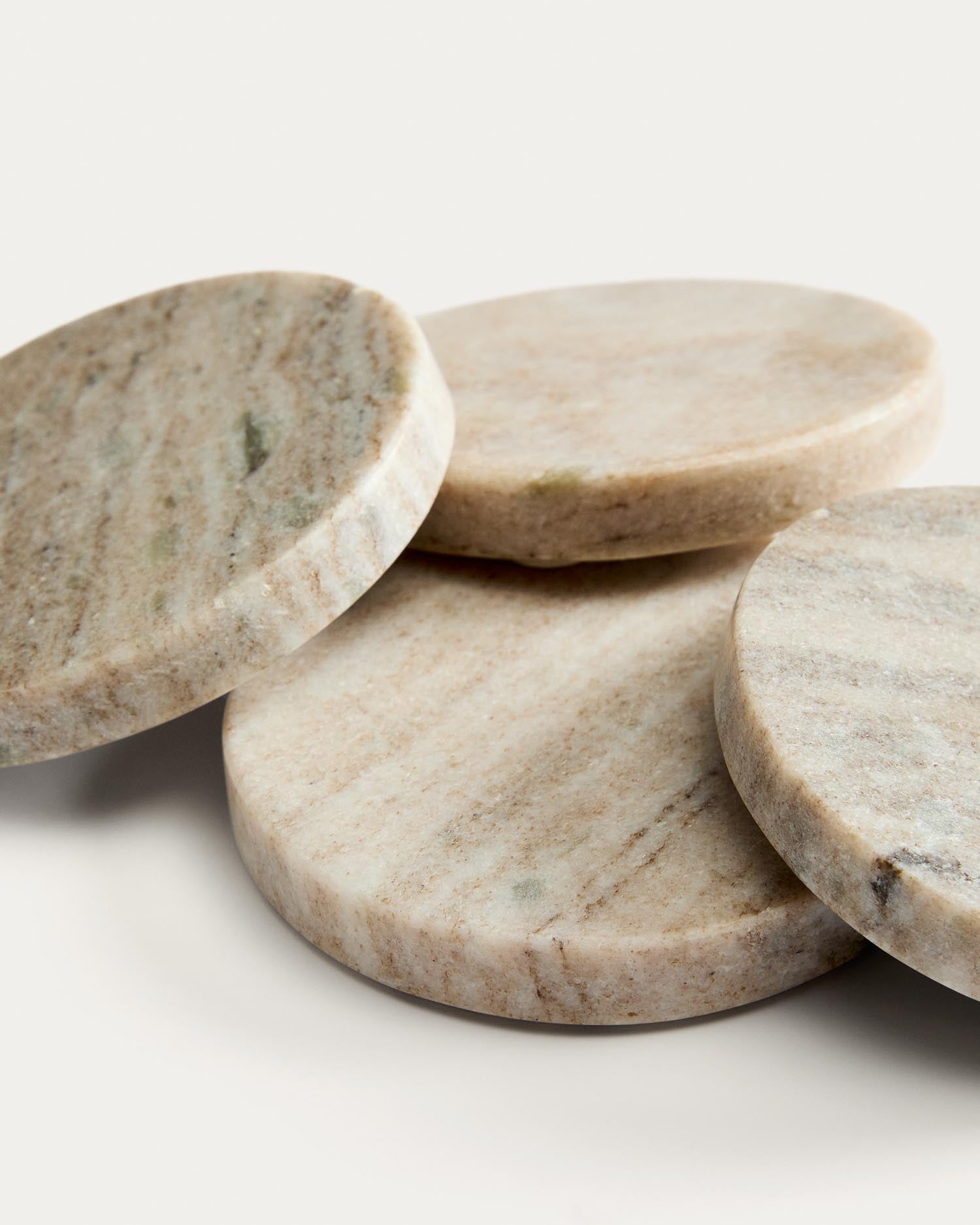 Set Zera aus 4 Marmoruntersetzern in Beige in Hellbraun präsentiert im Onlineshop von KAQTU Design AG. Glasuntersetzer ist von Kave Home