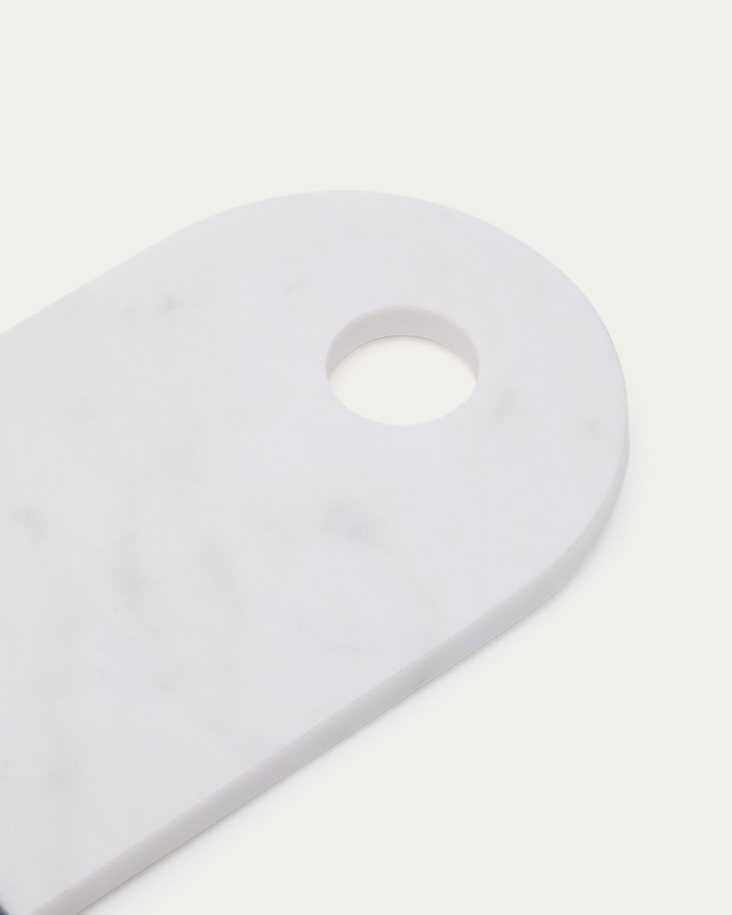 Grosses Servierbrett Nivol aus weissem und schwarzem Marmor und Travertin in Weiss, Hellbraun, Schwarz präsentiert im Onlineshop von KAQTU Design AG. Schneidbrett ist von Kave Home