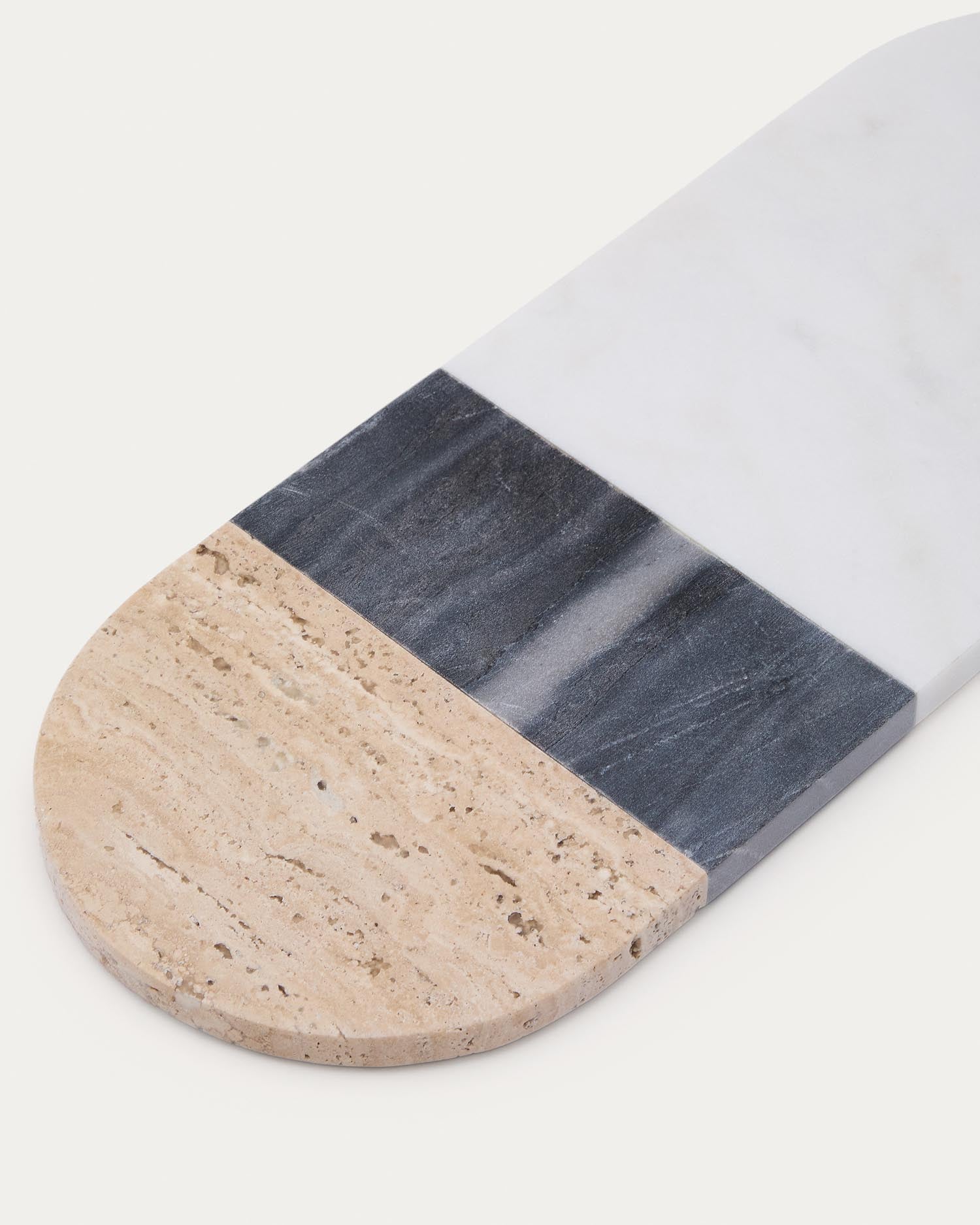Grosses Servierbrett Nivol aus weissem und schwarzem Marmor und Travertin in Weiss, Hellbraun, Schwarz präsentiert im Onlineshop von KAQTU Design AG. Schneidbrett ist von Kave Home