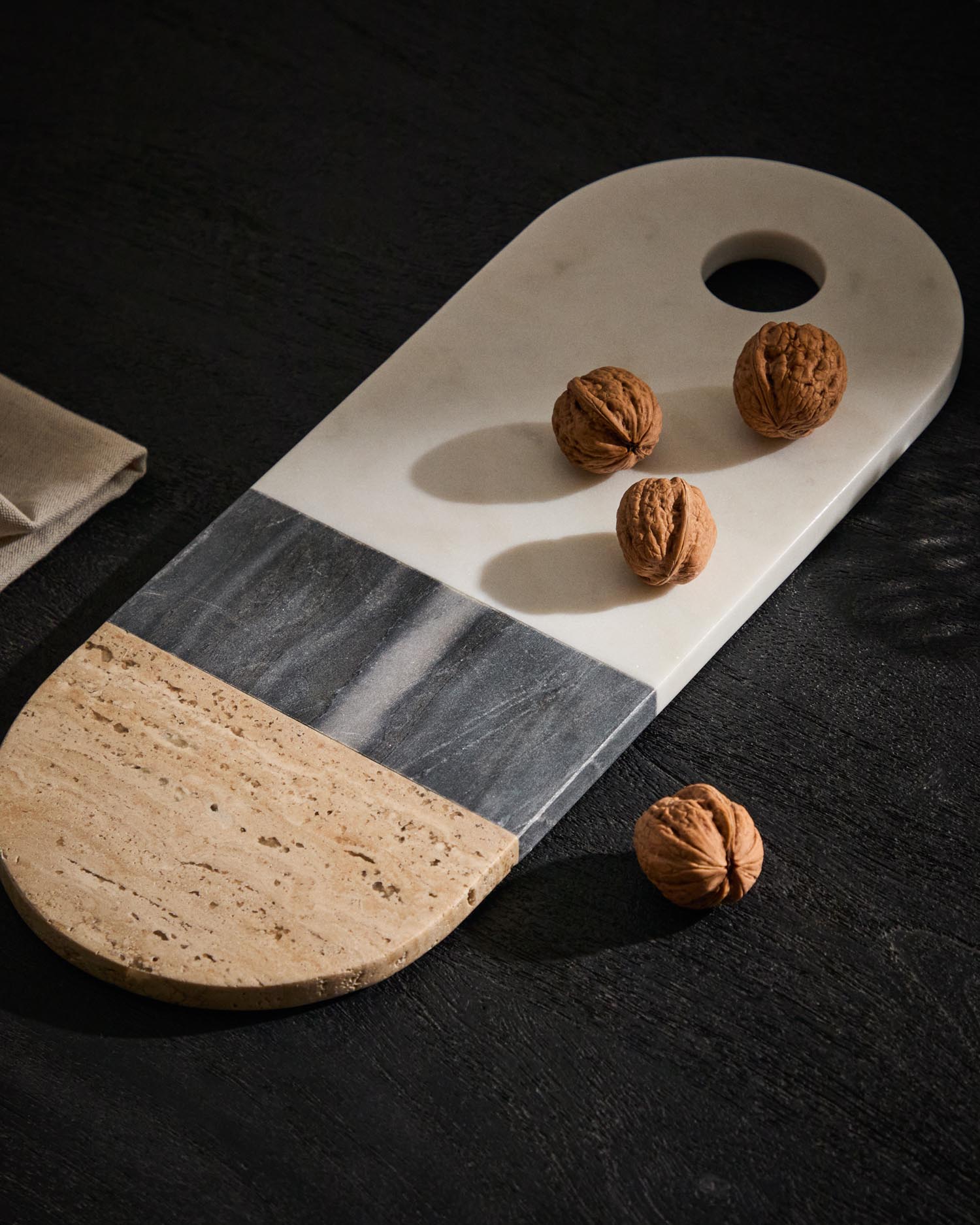 Grosses Servierbrett Nivol aus weissem und schwarzem Marmor und Travertin in Weiss, Hellbraun, Schwarz präsentiert im Onlineshop von KAQTU Design AG. Schneidbrett ist von Kave Home