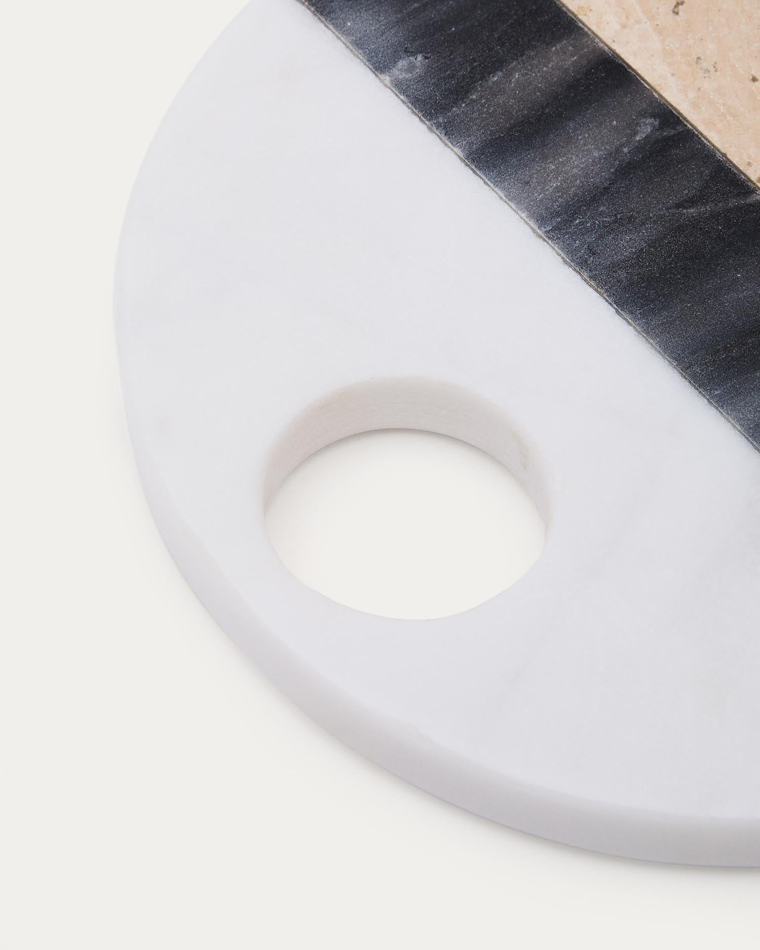 Rundes Servierbrett Nivol aus weissem und schwarzem Marmor und Travertin in Hellbraun, Schwarz, Weiss präsentiert im Onlineshop von KAQTU Design AG. Schneidbrett ist von Kave Home