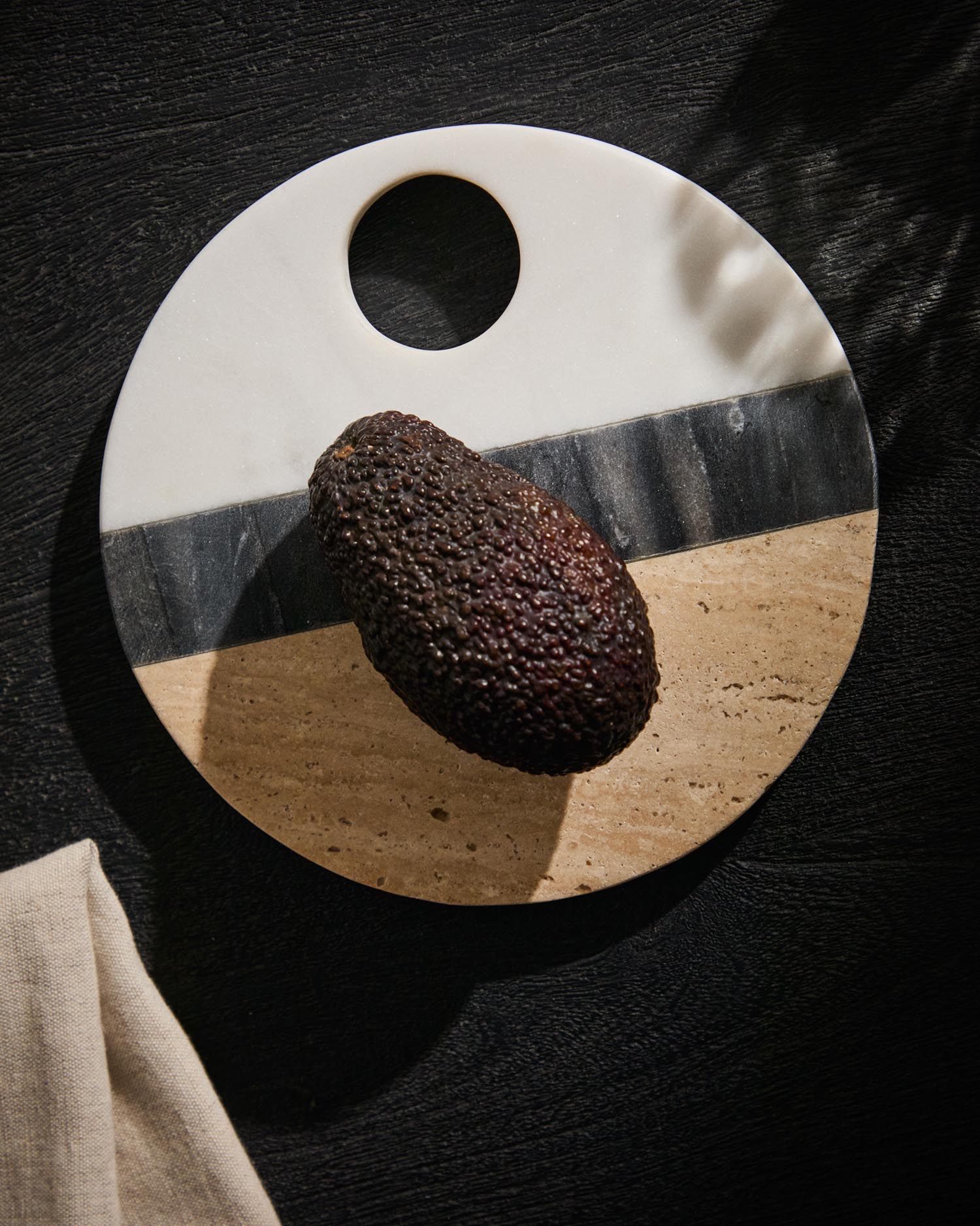 Rundes Servierbrett Nivol aus weissem und schwarzem Marmor und Travertin in Hellbraun, Schwarz, Weiss präsentiert im Onlineshop von KAQTU Design AG. Schneidbrett ist von Kave Home