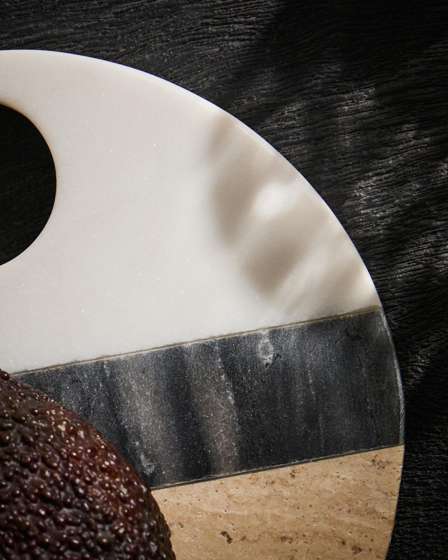 Rundes Servierbrett Nivol aus weissem und schwarzem Marmor und Travertin in Hellbraun, Schwarz, Weiss präsentiert im Onlineshop von KAQTU Design AG. Schneidbrett ist von Kave Home