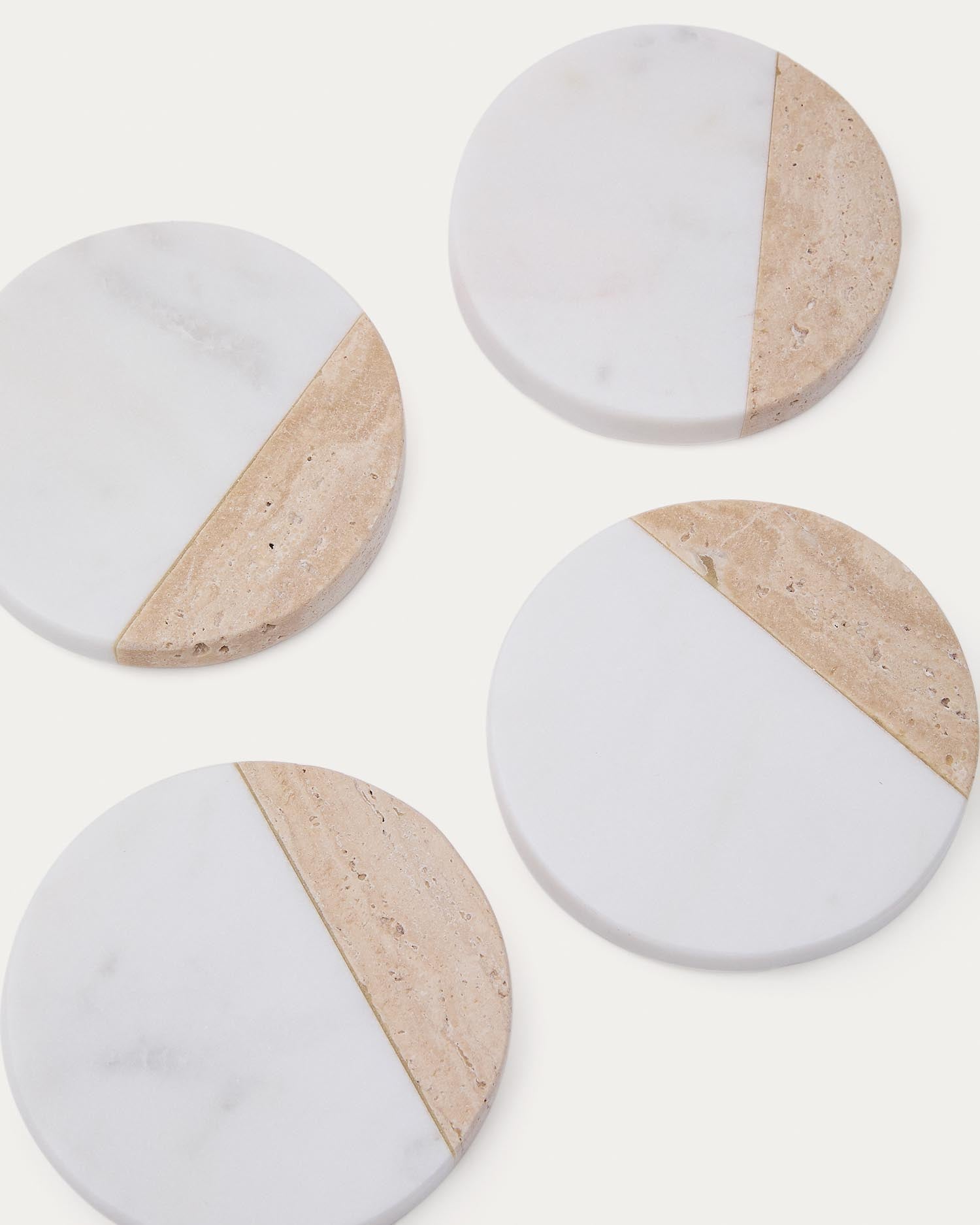 Set Nivol aus 4 Untersetzern aus weissem und schwarzem Marmor und Travertin in Weiss, Hellbraun präsentiert im Onlineshop von KAQTU Design AG. Glasuntersetzer ist von Kave Home