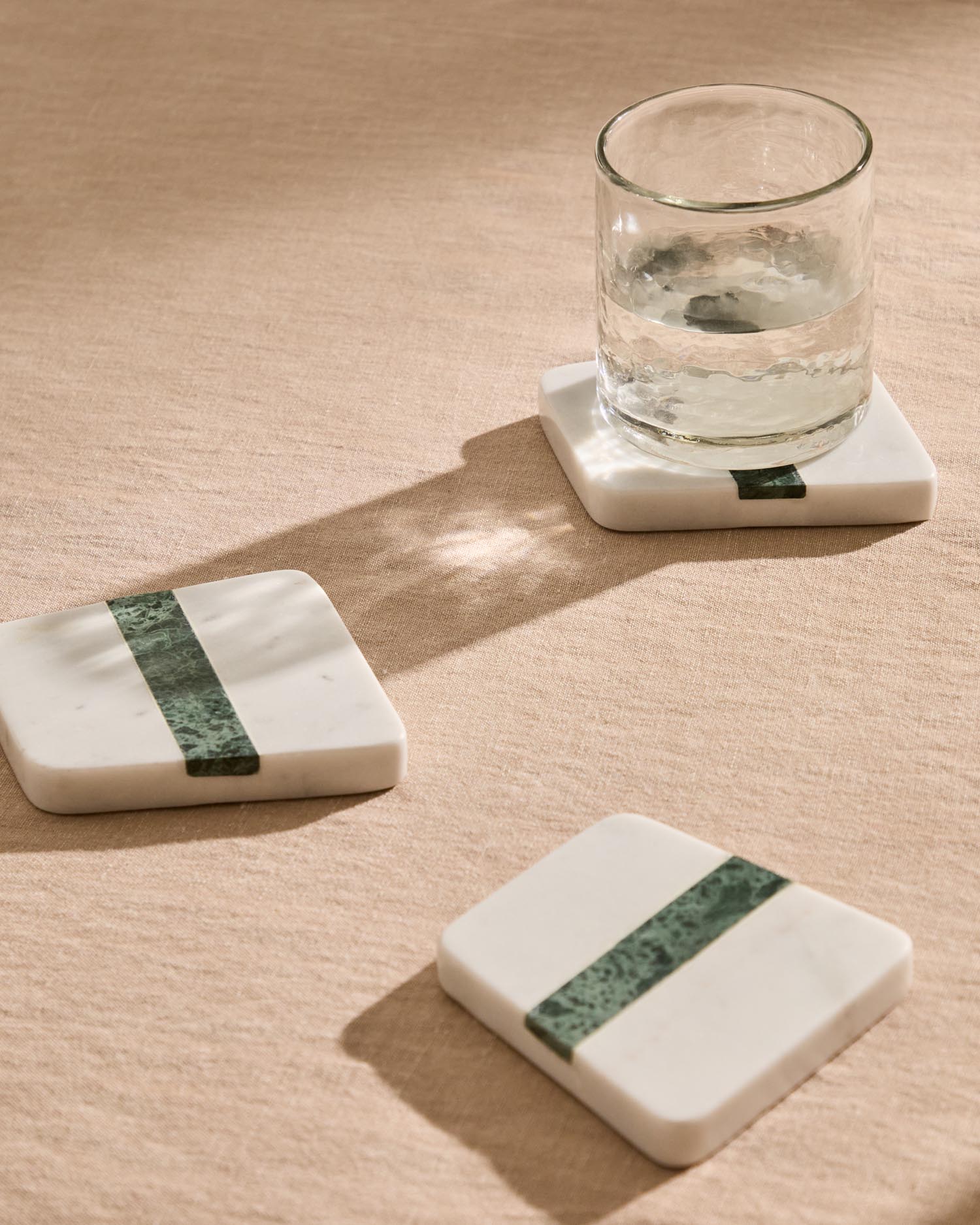 Set Nira aus 4 Marmoruntersetzern in Weiss und Grün in Weiss, Grün präsentiert im Onlineshop von KAQTU Design AG. Glasuntersetzer ist von Kave Home