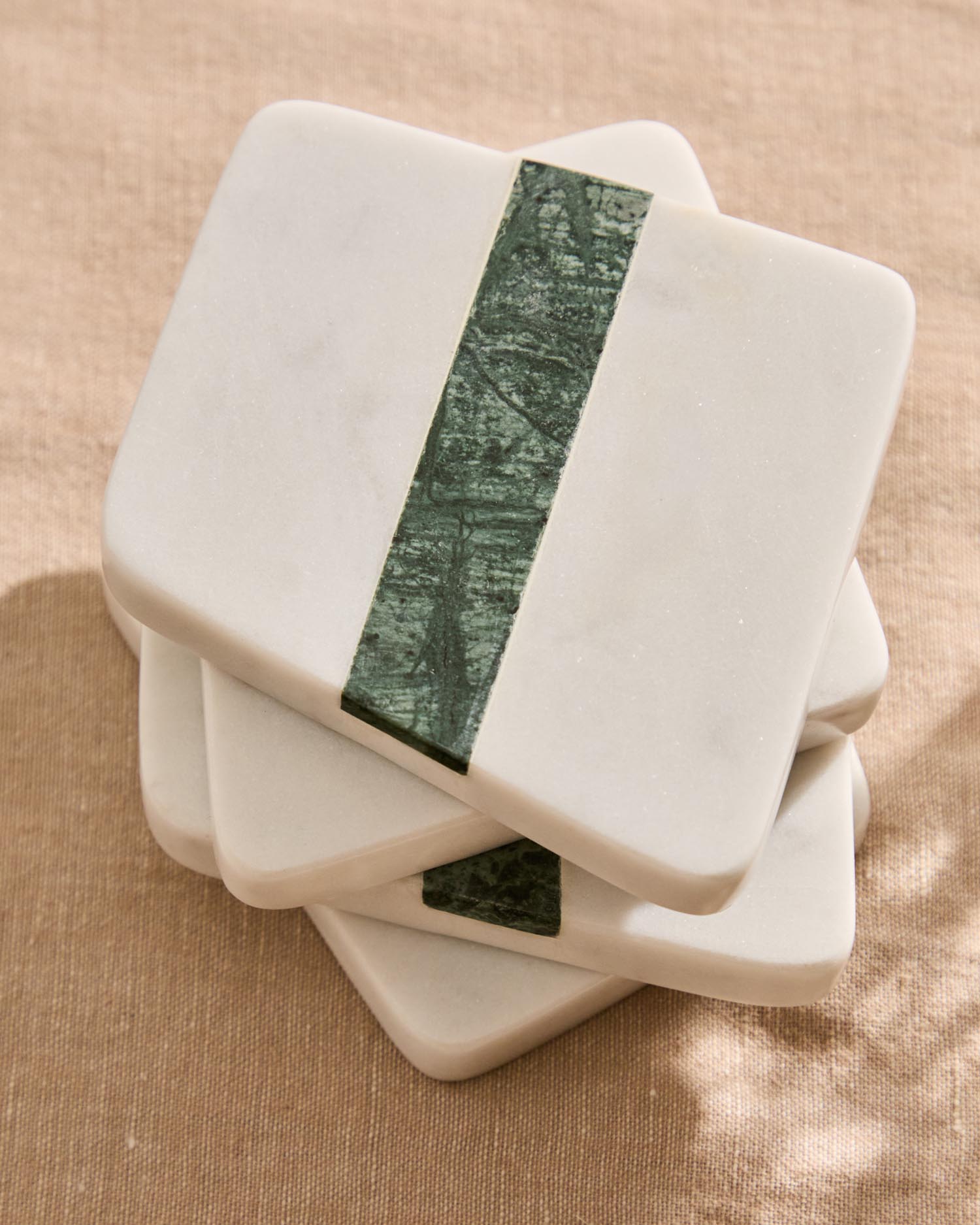 Set Nira aus 4 Marmoruntersetzern in Weiss und Grün in Weiss, Grün präsentiert im Onlineshop von KAQTU Design AG. Glasuntersetzer ist von Kave Home