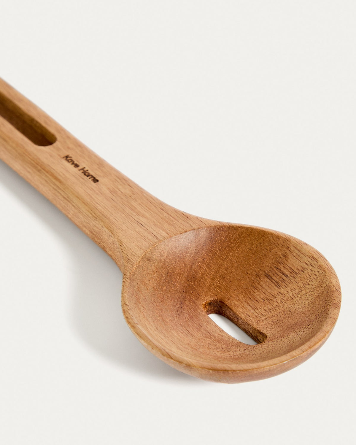 Küchenaccessoire Blera aus lackiertem Akazienholz in Naturton, längliche Form mit Loch zum Aufhängen, sichtbare natürliche Holzmaserung.