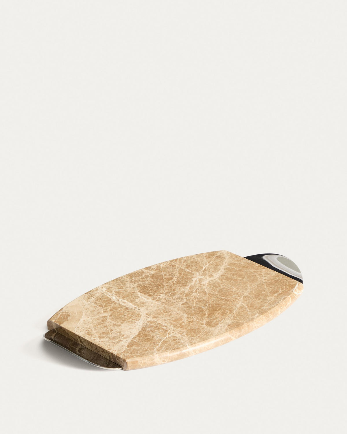 Rechteckiges Servierbrett aus beige-weissem Marmor mit Metallgriffen, Naturstein mit individueller Maserung und Struktur.