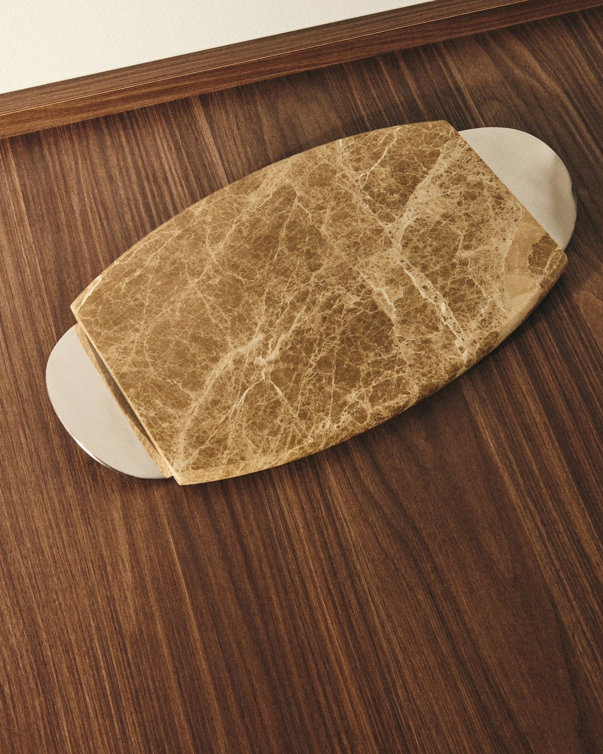 Rechteckiges Servierbrett aus beige-weissem Marmor mit Metallgriffen, Naturstein mit individueller Maserung und Struktur.