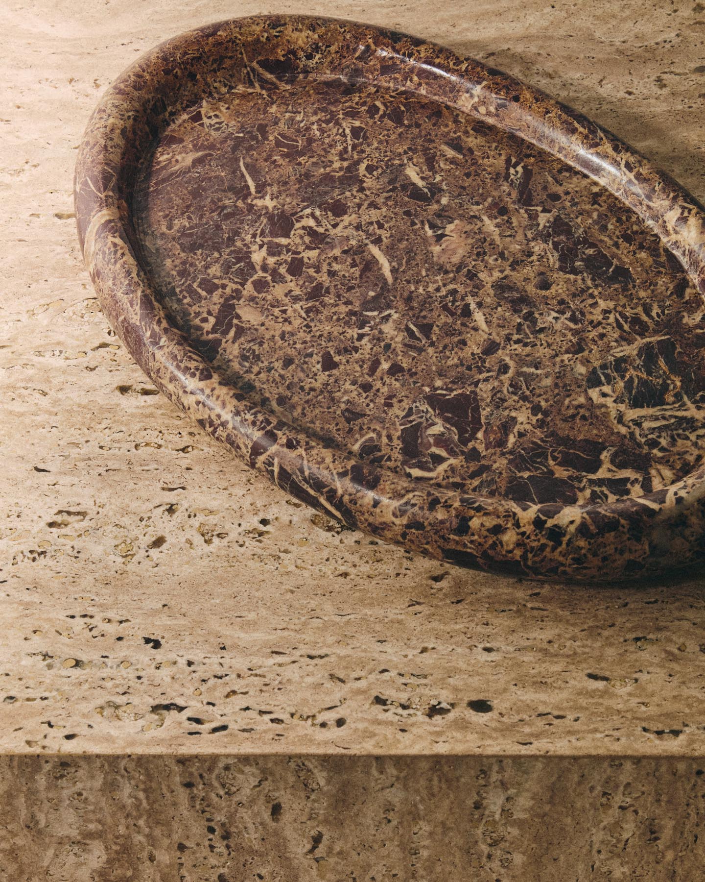 Elegantes Tablett Lenorel aus weinrotem Marmor, 43 x 28 cm, ideal für stilvolle Präsentationen und Dekorationen.