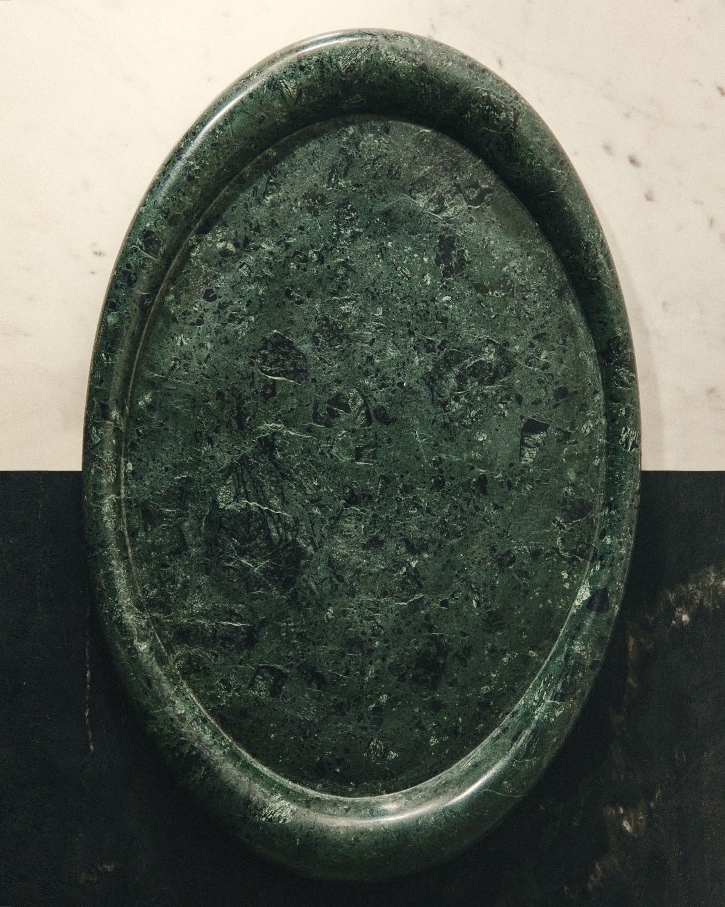 Tablett Lenorel aus grünem Marmor 43 x 28 cm in Grün präsentiert im Onlineshop von KAQTU Design AG. Tablett ist von Kave Home