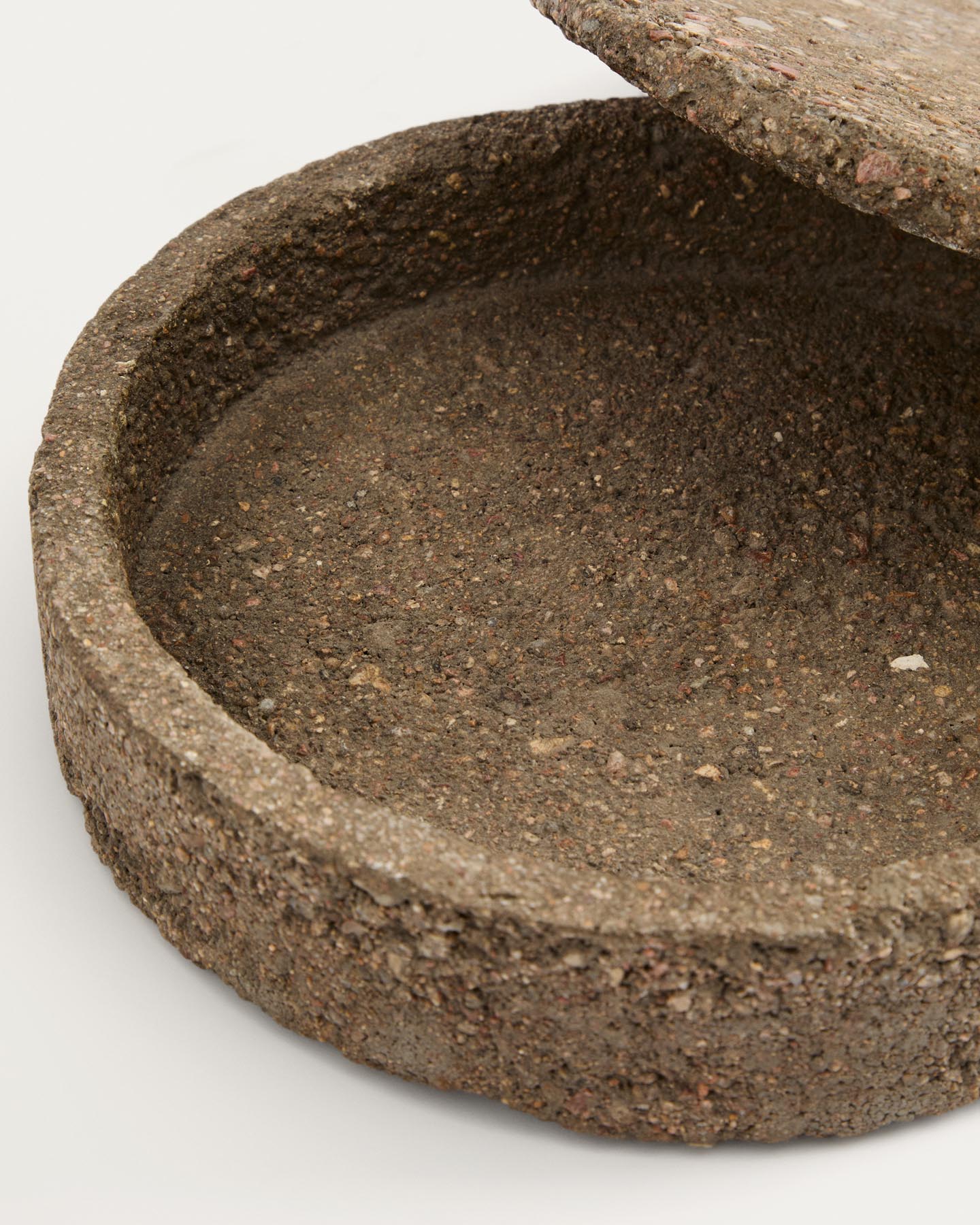 Dekorative Box Mirani aus Stein Ø 23 cm in Steinfarben präsentiert im Onlineshop von KAQTU Design AG. Aufbewahrungsbox ist von Kave Home