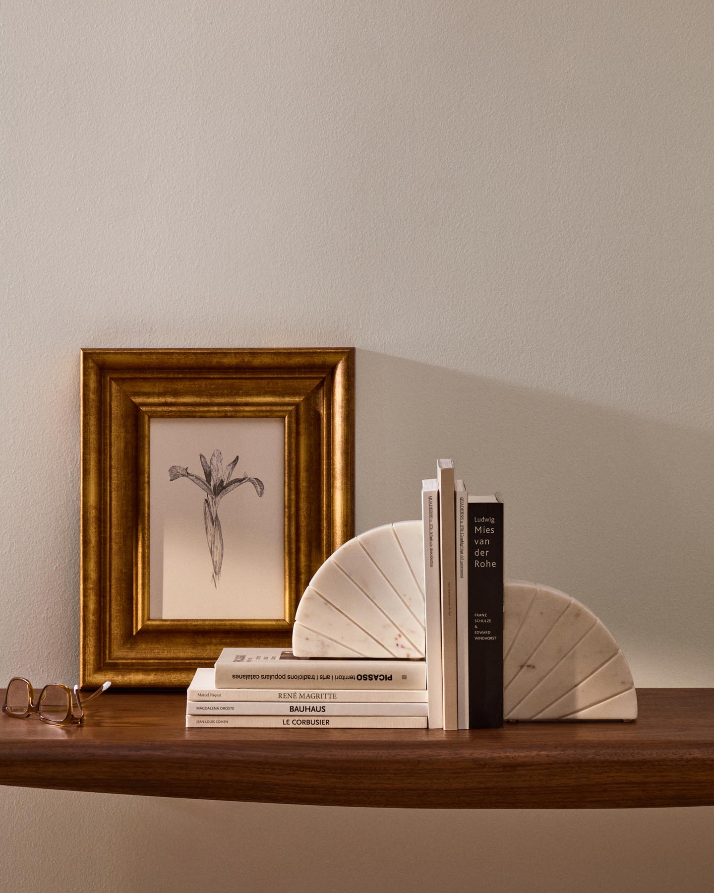 Buchstütze Serela aus weißem Marmor in Weiß präsentiert im Onlineshop von KAQTU Design AG. Büromaterial ist von Kave Home