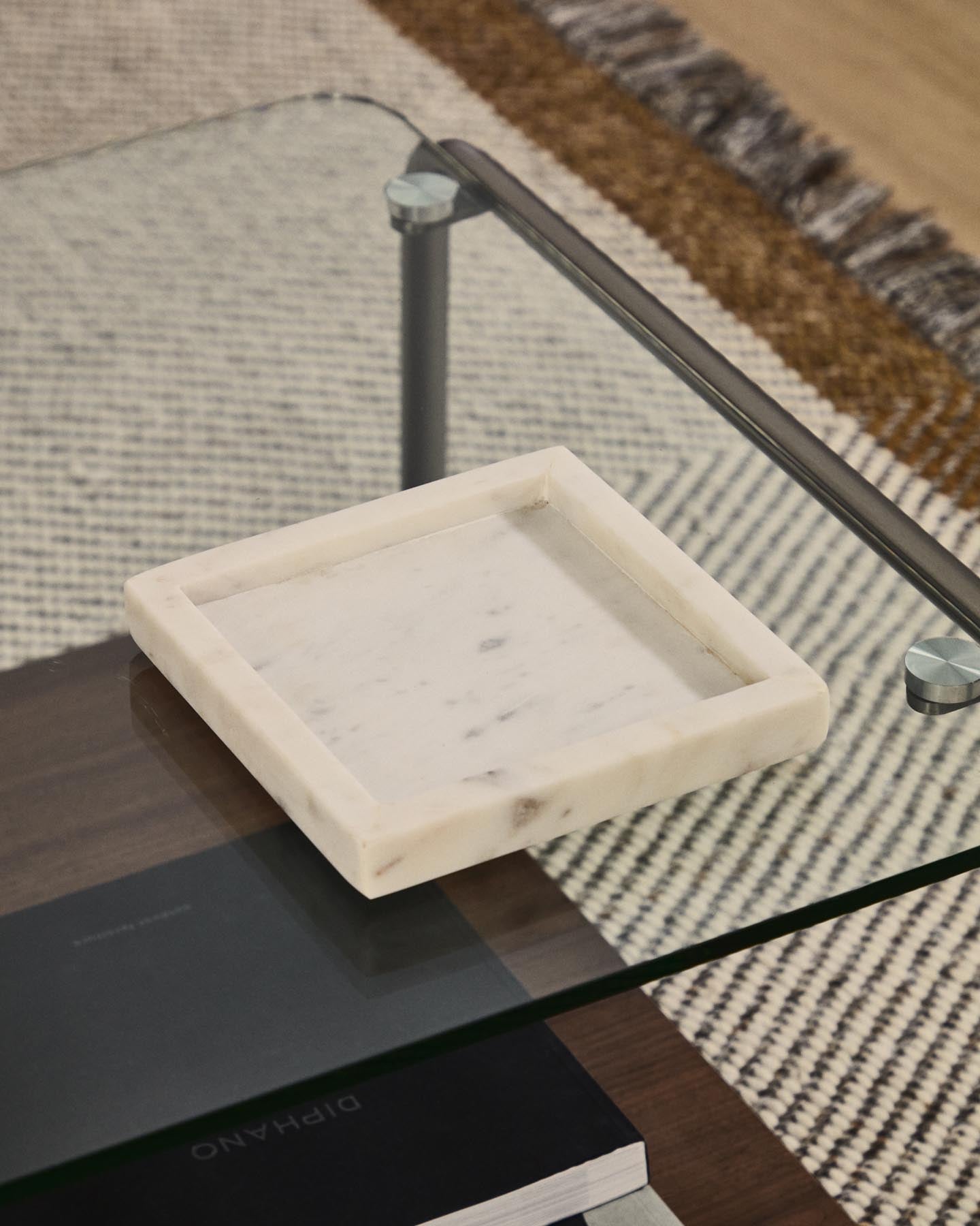 Tablett Serela aus weißem Marmor 35 x 35 cm in Weiß präsentiert im Onlineshop von KAQTU Design AG. Tablett ist von Kave Home