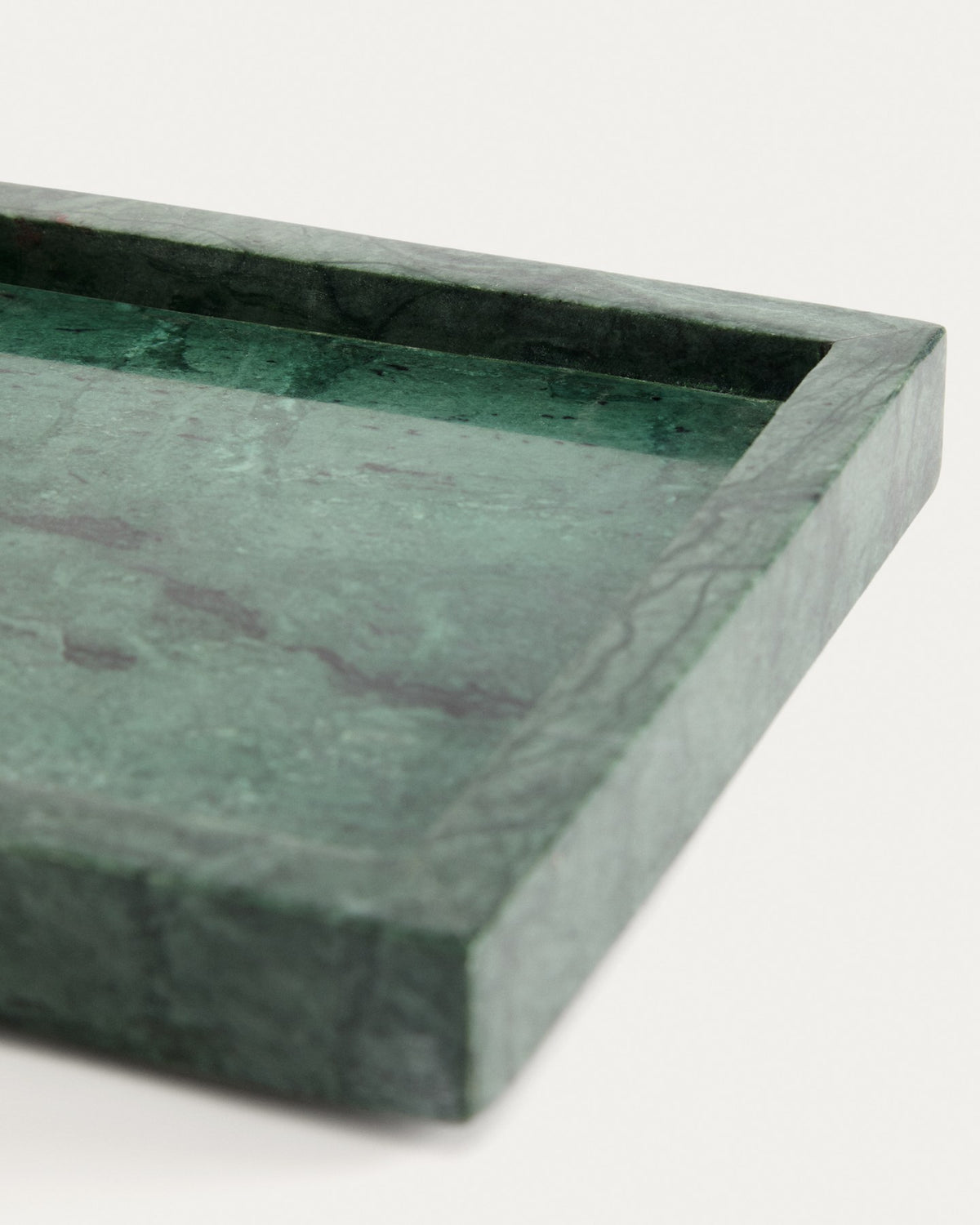 Quadratisches Tablett aus grünem Marmor mit sichtbarer Äderung, Masse 18 x 18 x 2.5 cm, Marke Kave Home, Serie Serela.