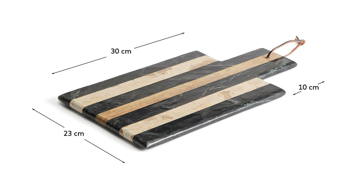Rechteckiges Servierbrett aus Marmor in den Farben Schwarz, Braun und Beige, mit Loch am Rand, glatte Oberfläche und sichtbarer natürlicher Äderung.